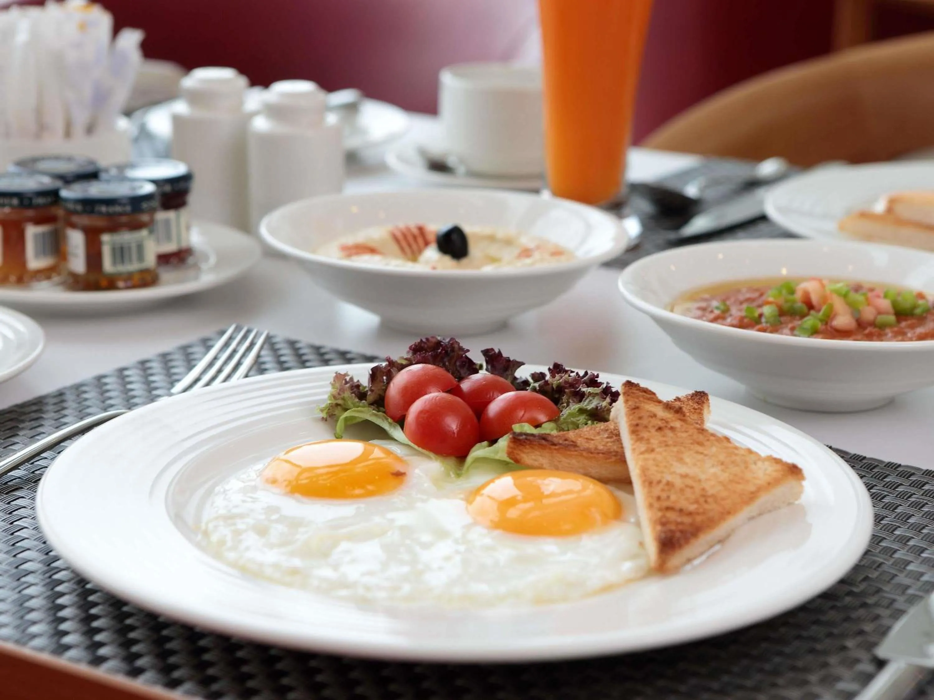 Restaurant/places to eat in Novotel Jazan