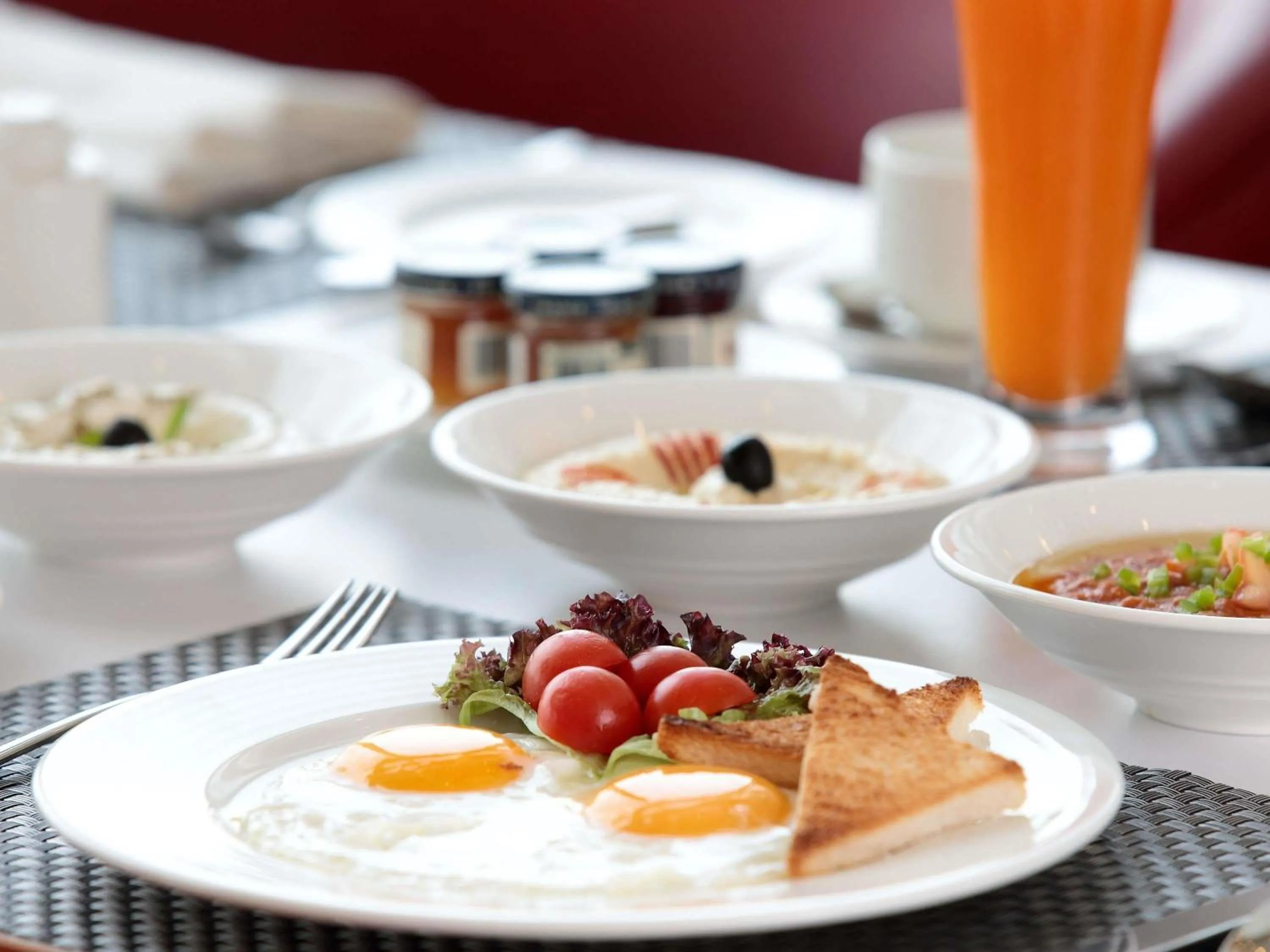 Restaurant/places to eat in Novotel Jazan