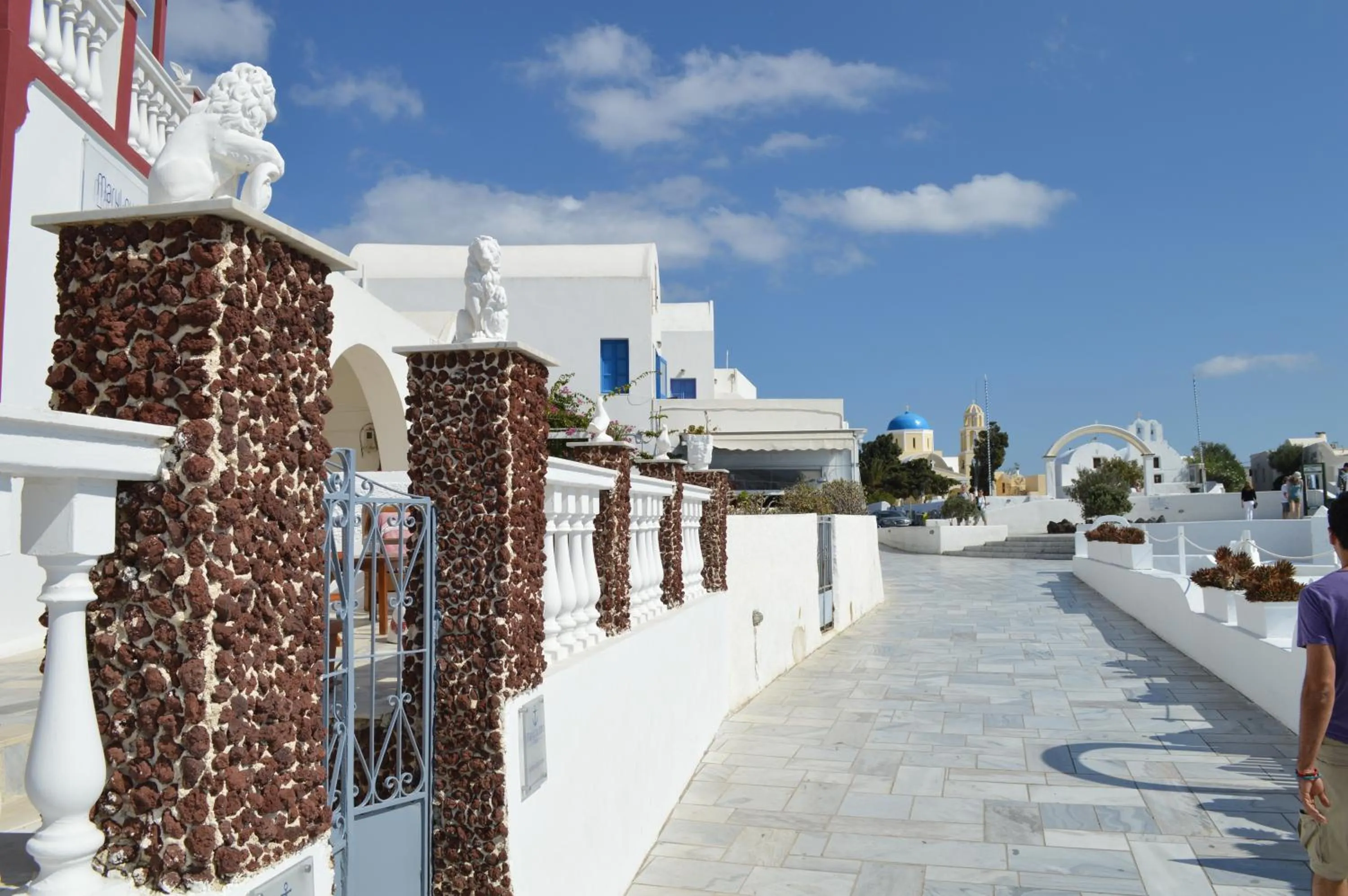 Facade/entrance in Maryloujohn Villas Oia