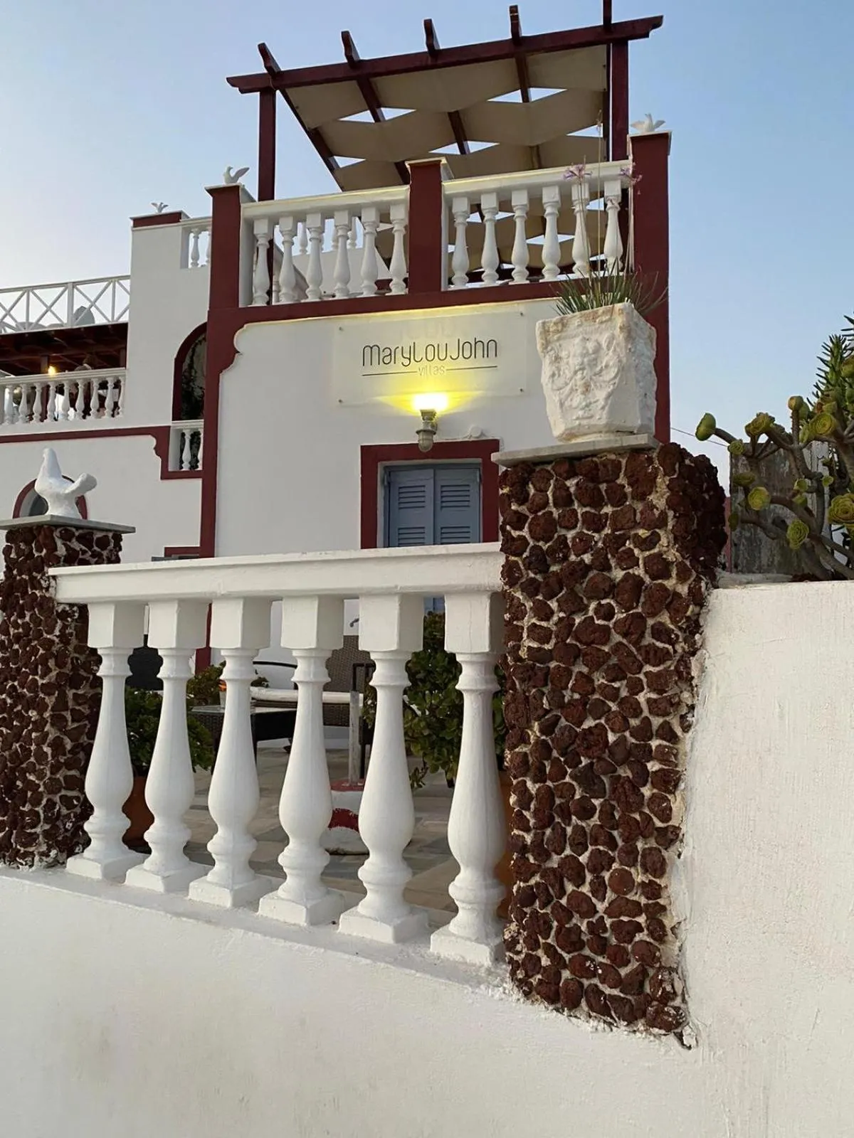 Property building in Maryloujohn Villas Oia