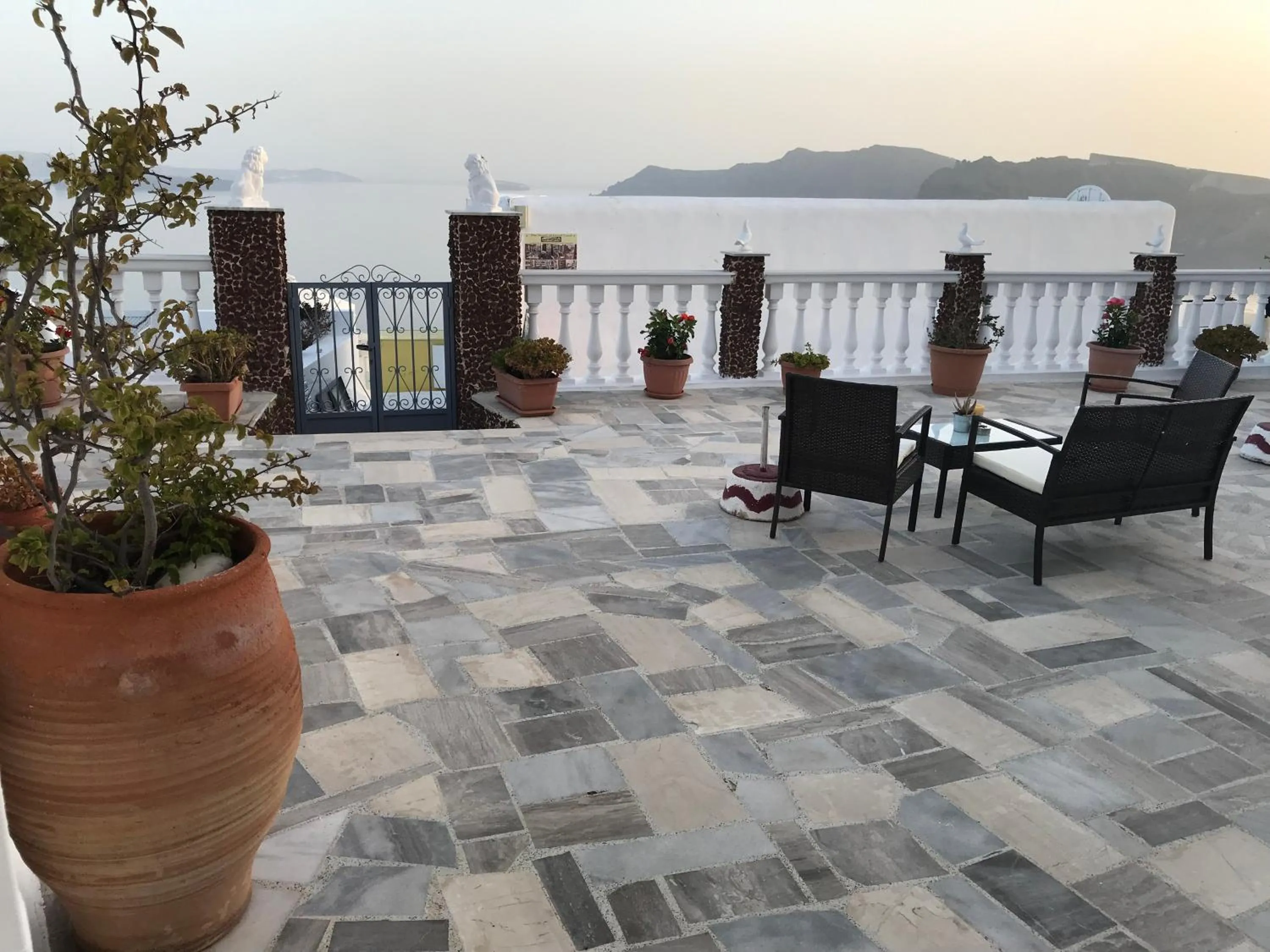 Patio in Maryloujohn Villas Oia