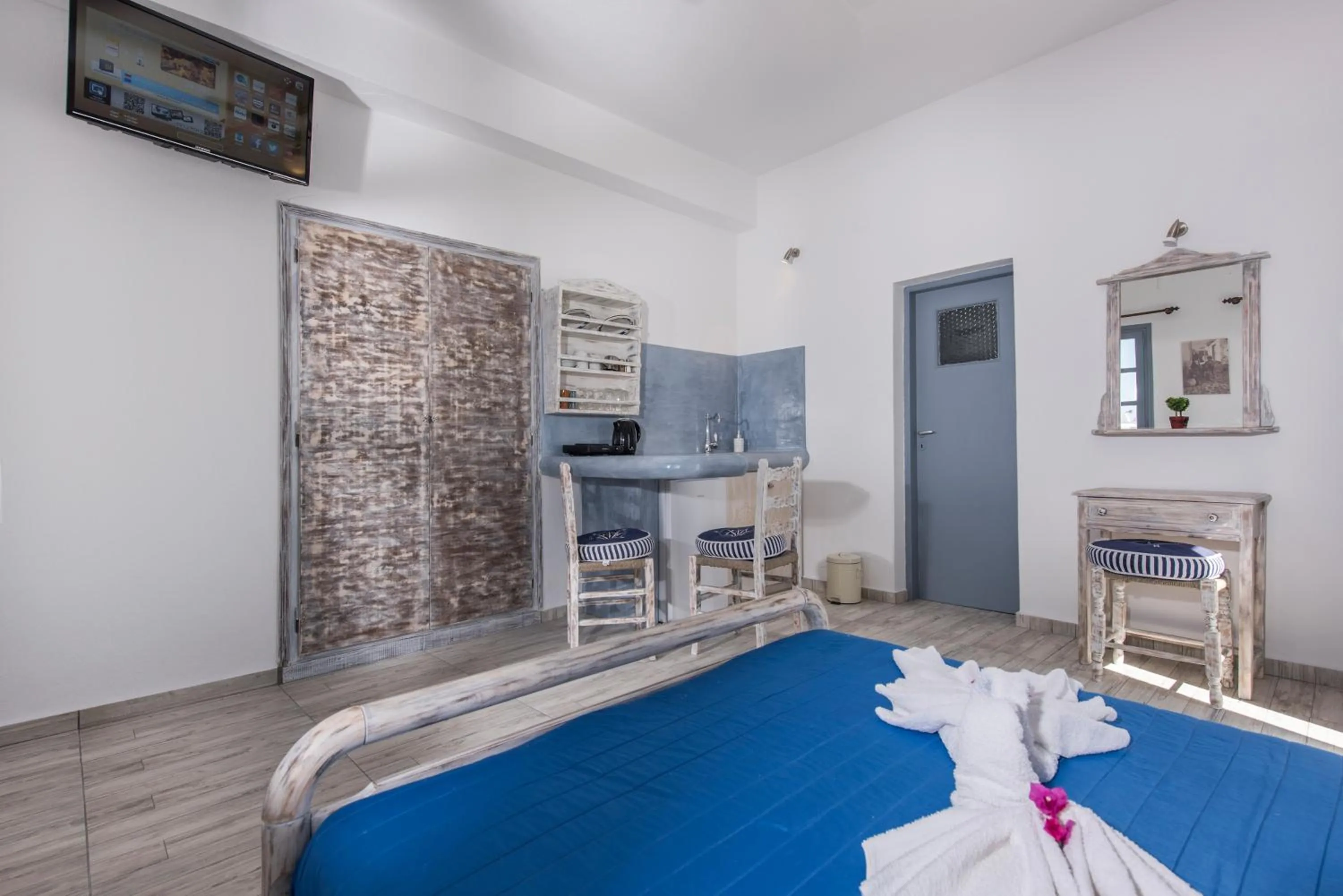 Coffee/tea facilities, Bed in Maryloujohn Villas Oia