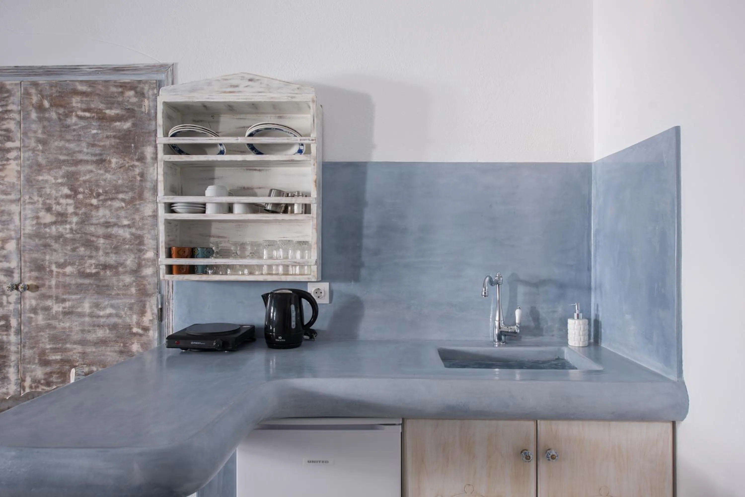 Coffee/tea facilities in Maryloujohn Villas Oia