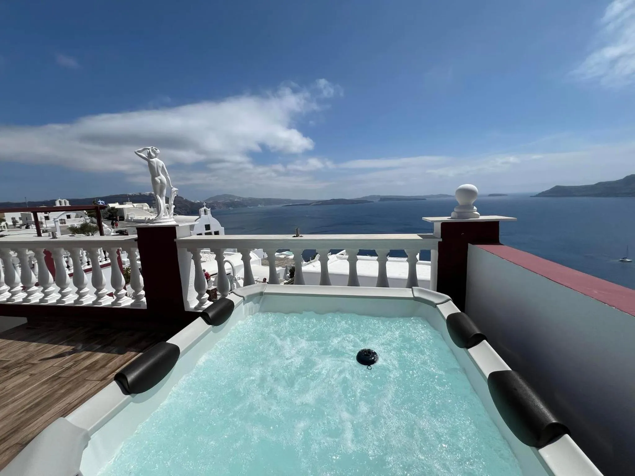Hot Tub in Maryloujohn Villas Oia