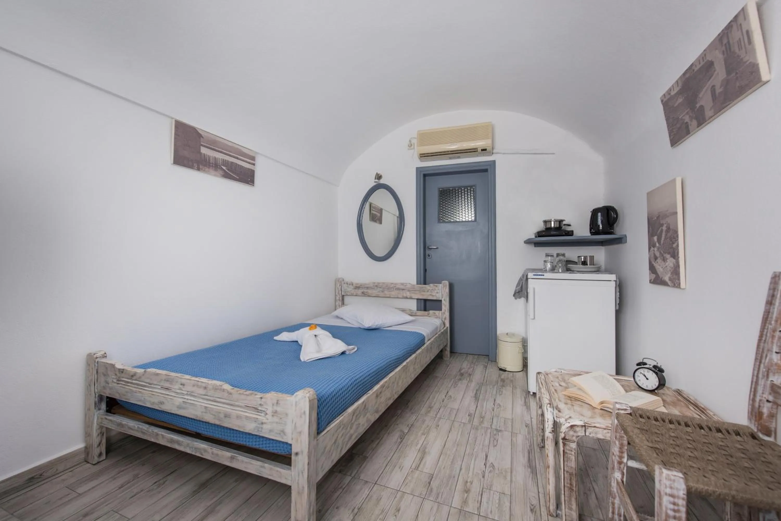 Bedroom, Bed in Maryloujohn Villas Oia