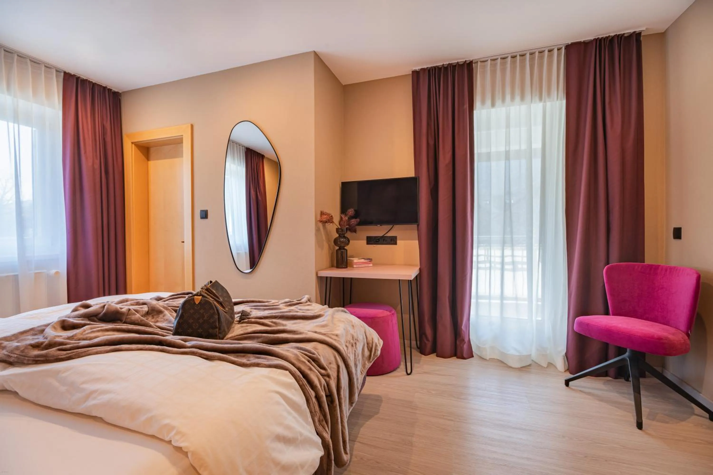 Communal lounge/ TV room, Bed in Boutique Hotel Am Park