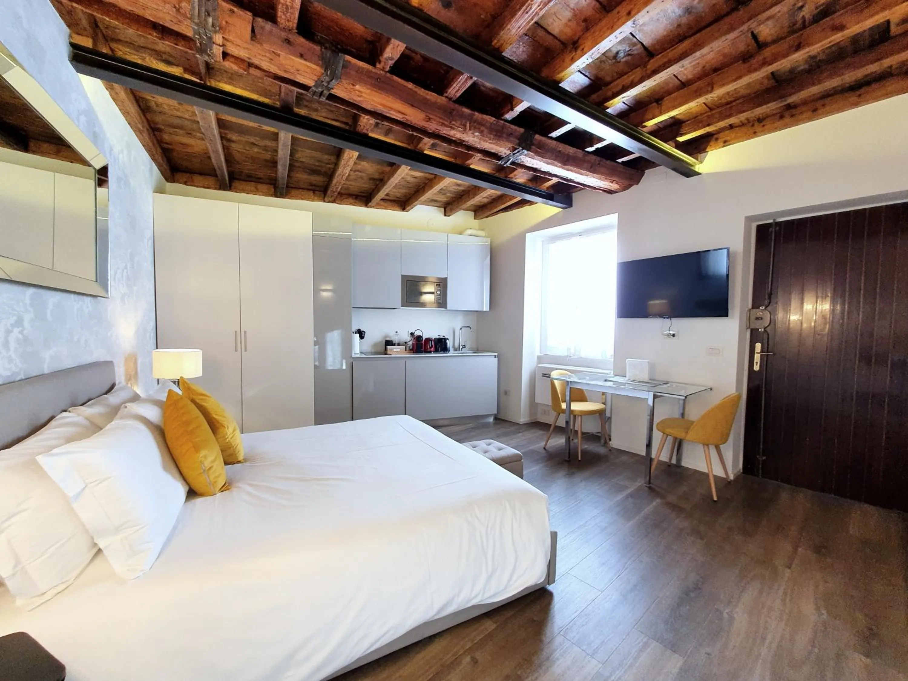 Photo of the whole room, Bed in Heart Milan Apartments Duomo Colonne