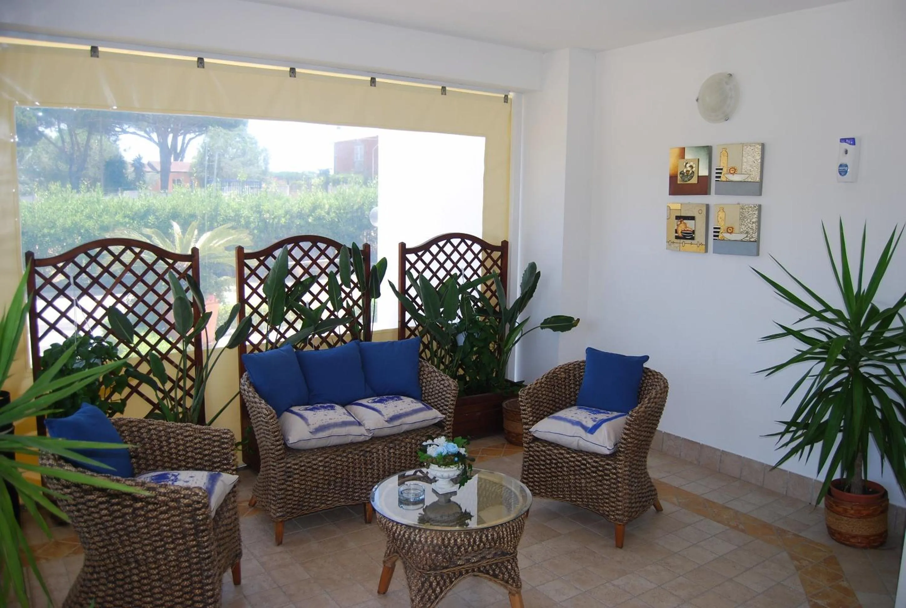 Communal lounge/ TV room in Telma Hotel