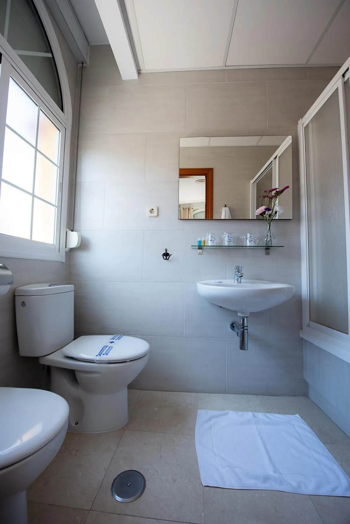 Bathroom in Hostal La Muralla