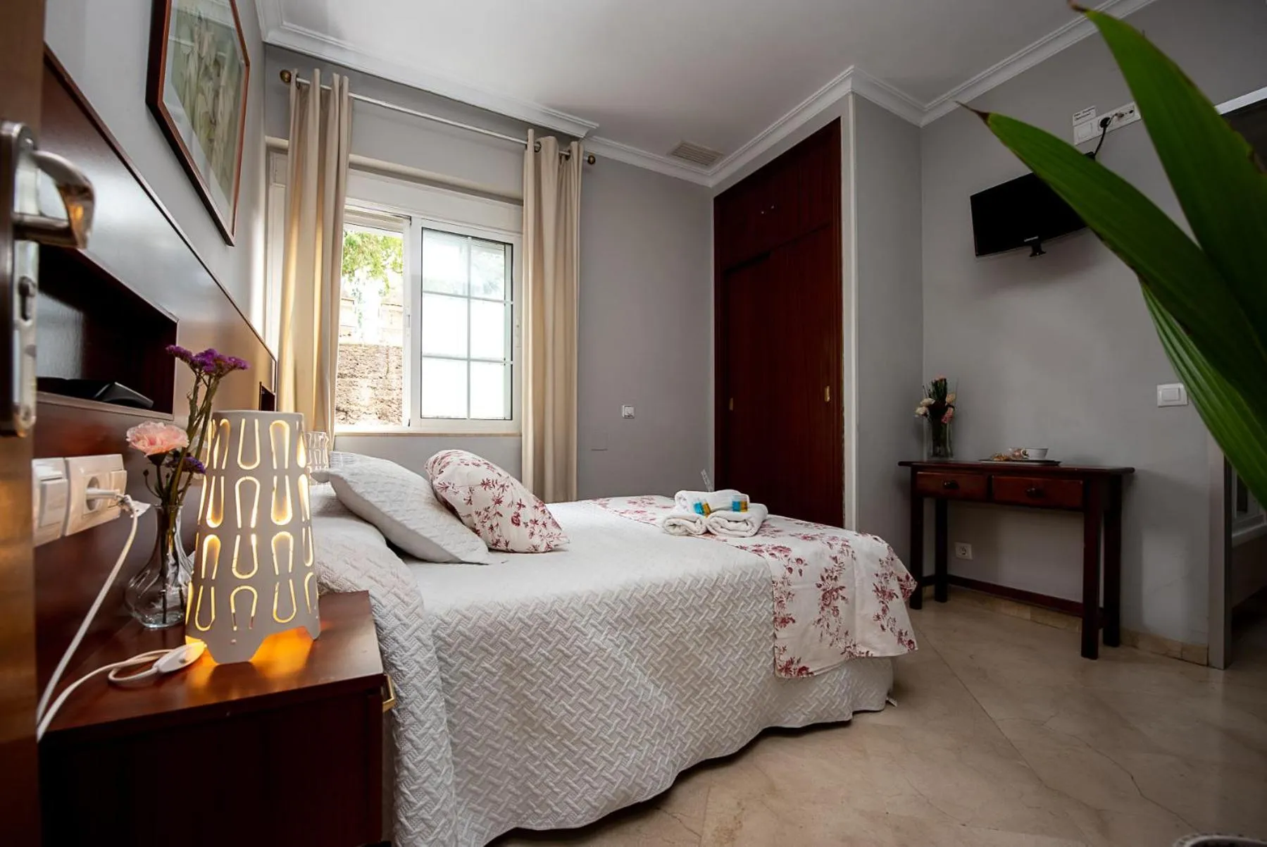 Photo of the whole room, Bed in Hostal La Muralla