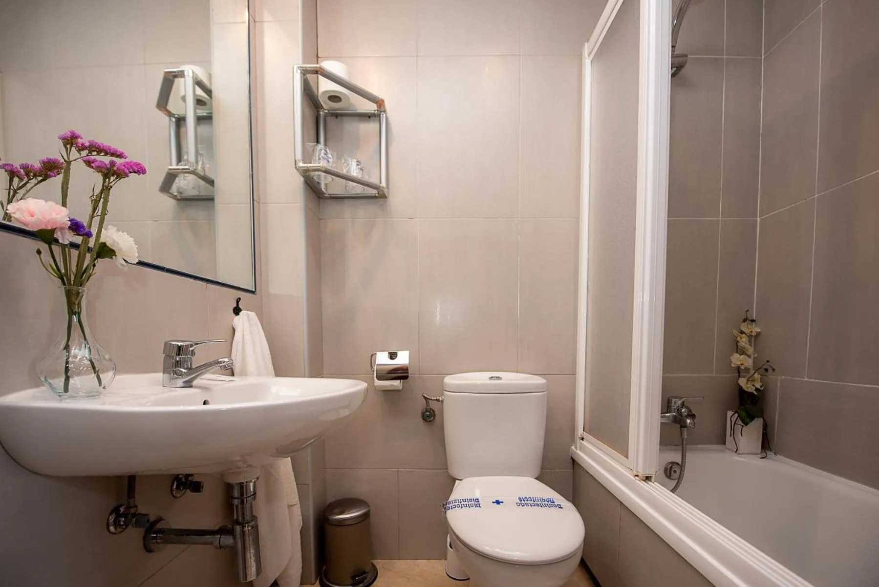 Bathroom in Hostal La Muralla