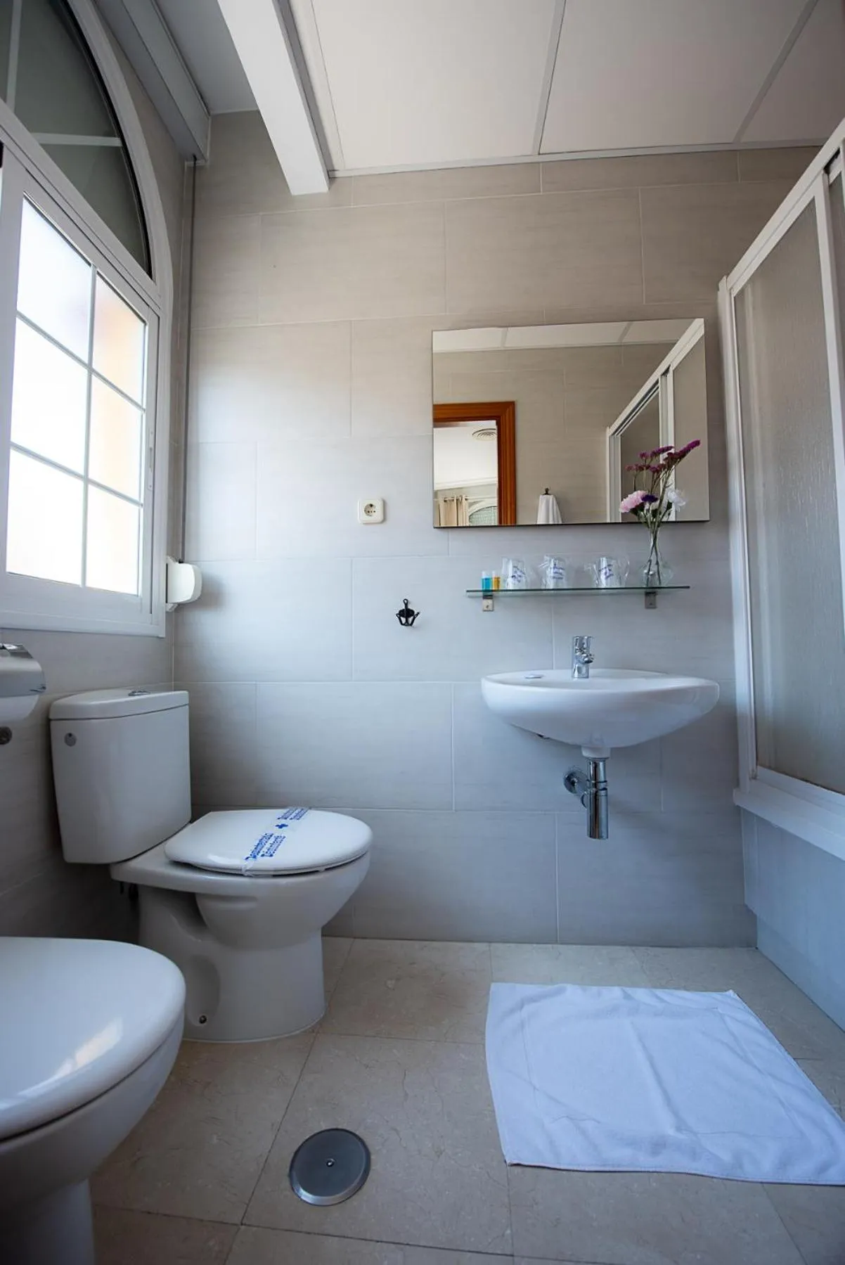Bathroom in Hostal La Muralla