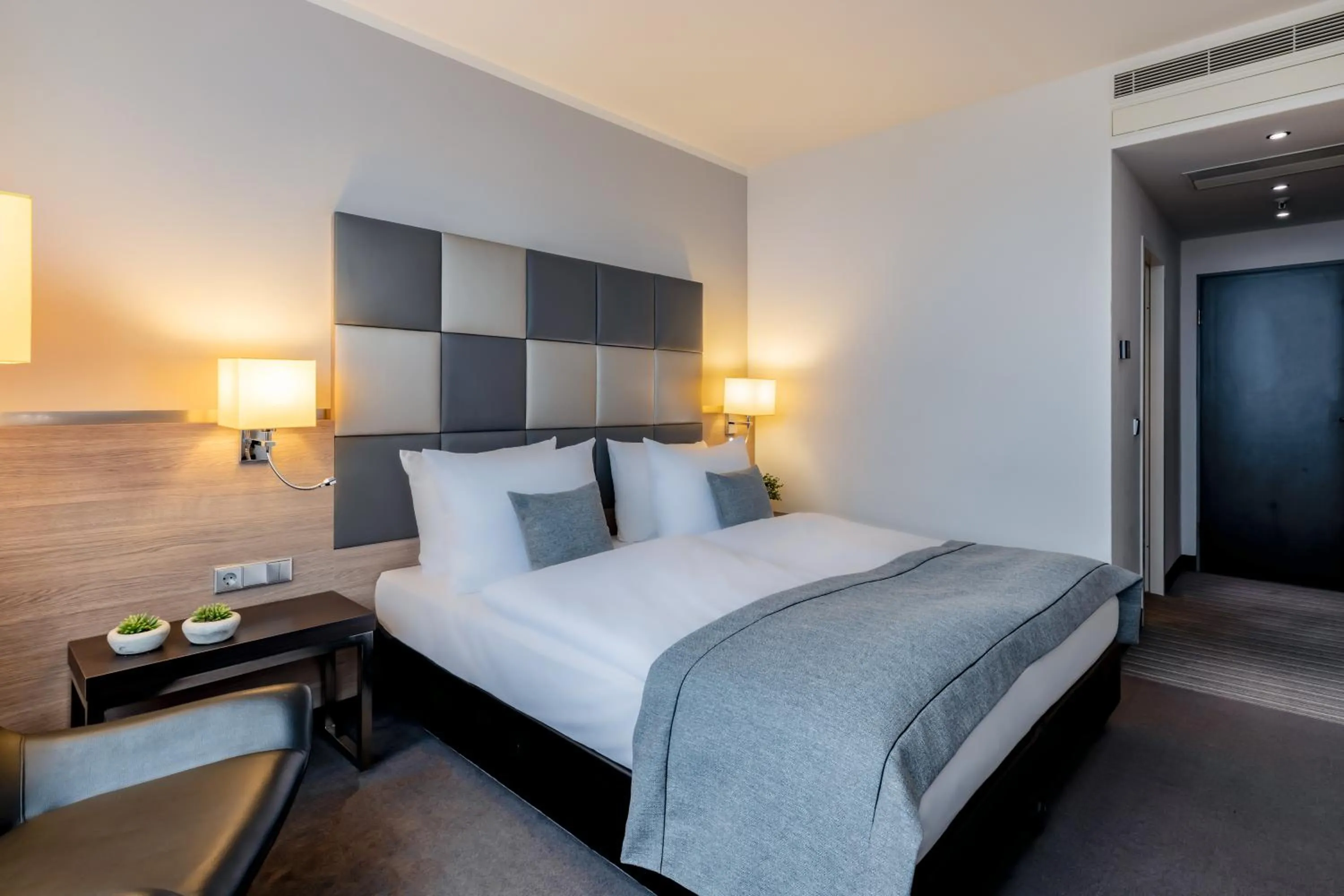 Photo of the whole room, Bed in Garner Hotel Berlin - Spandau by IHG