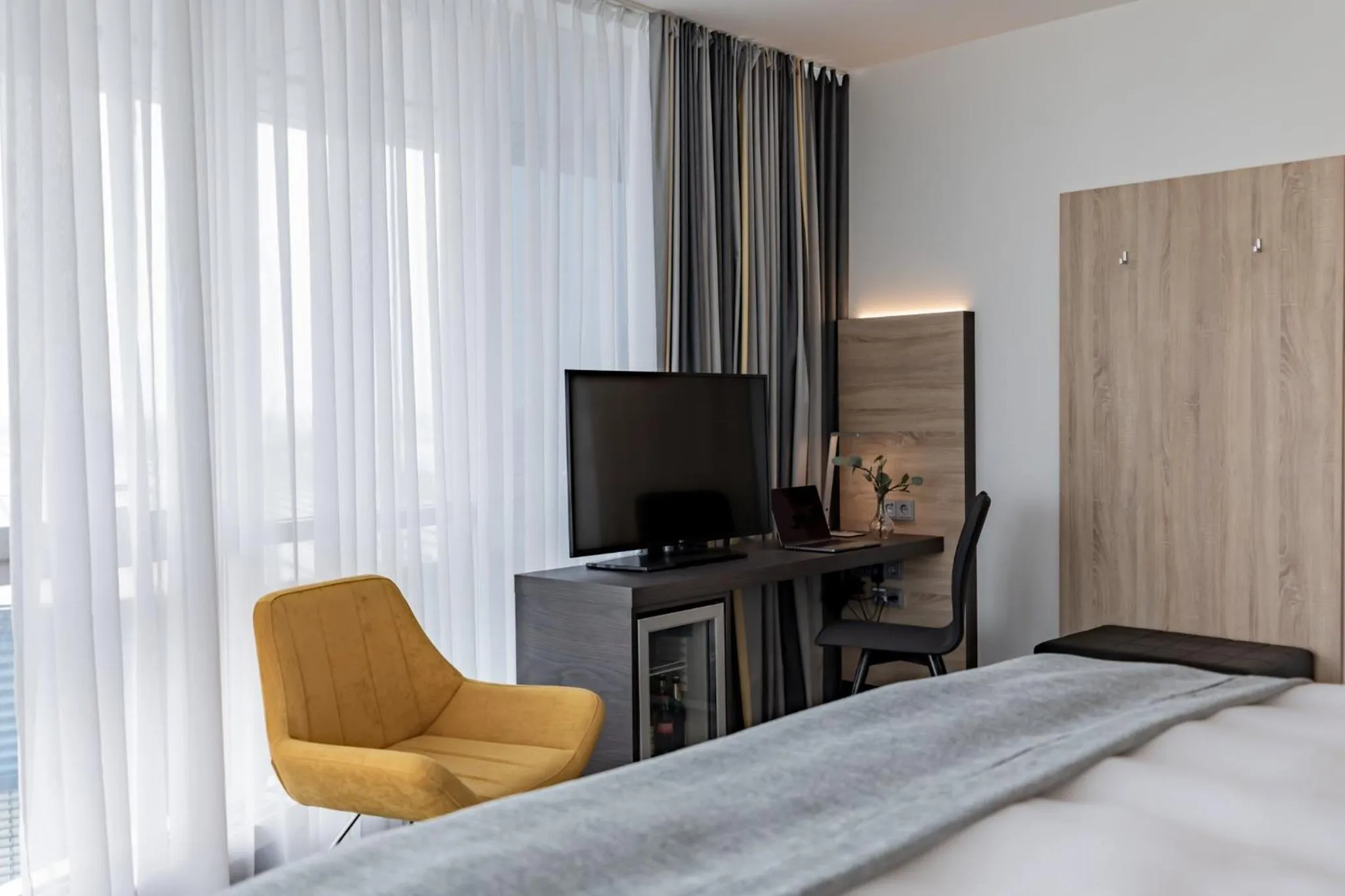 Photo of the whole room, Bed in Garner Hotel Berlin - Spandau by IHG