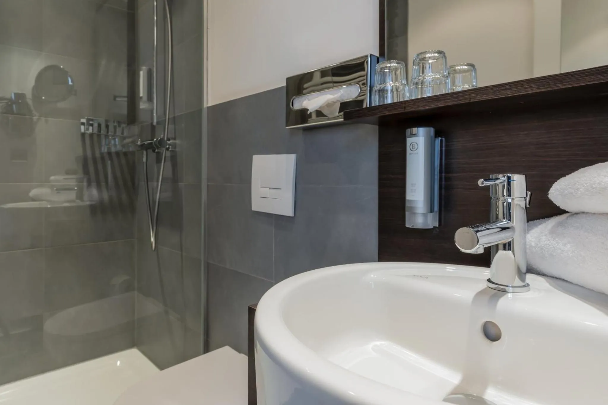 Bathroom in Garner Hotel Berlin - Spandau by IHG