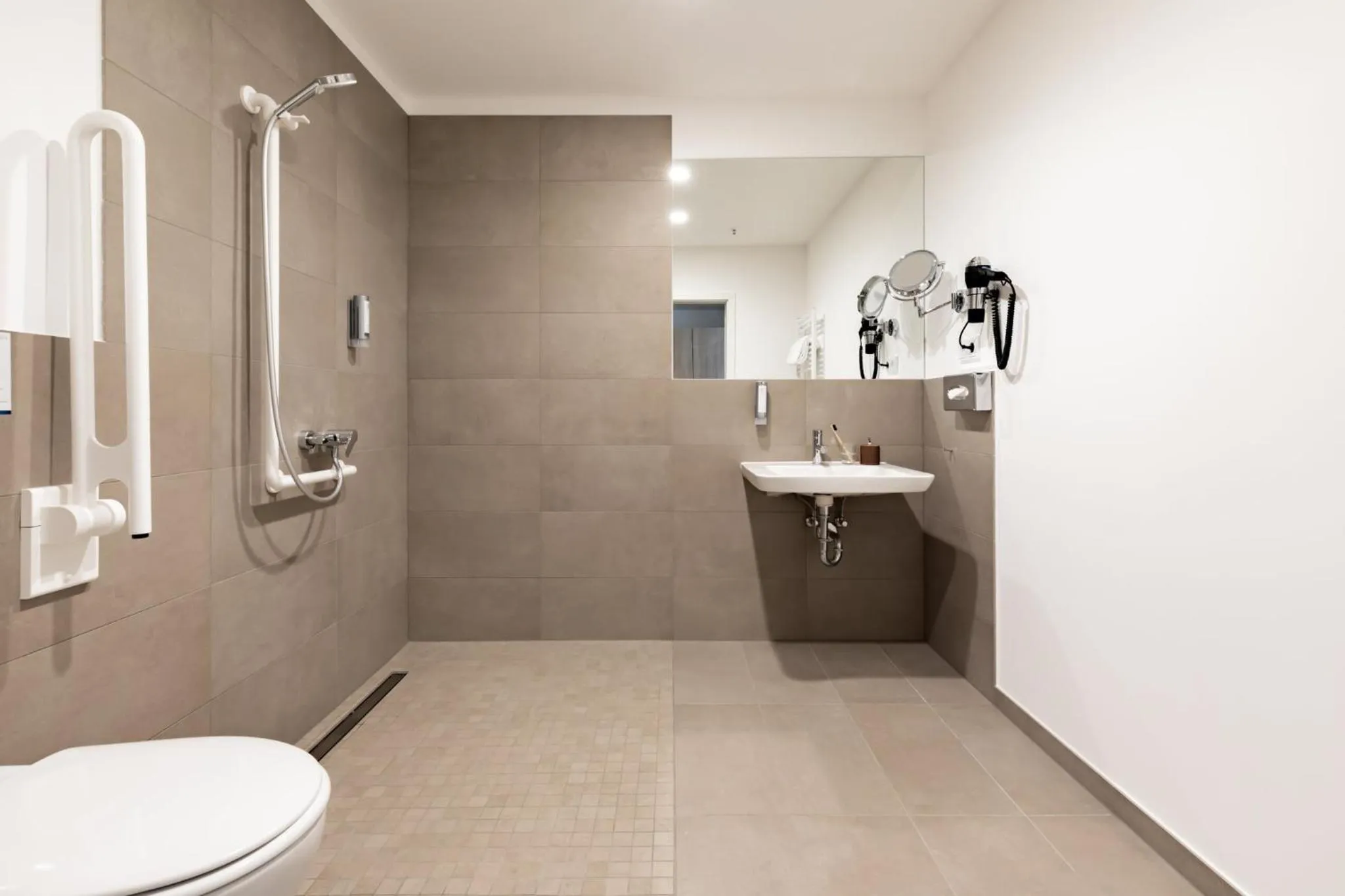Bathroom in Garner Hotel Berlin - Spandau by IHG