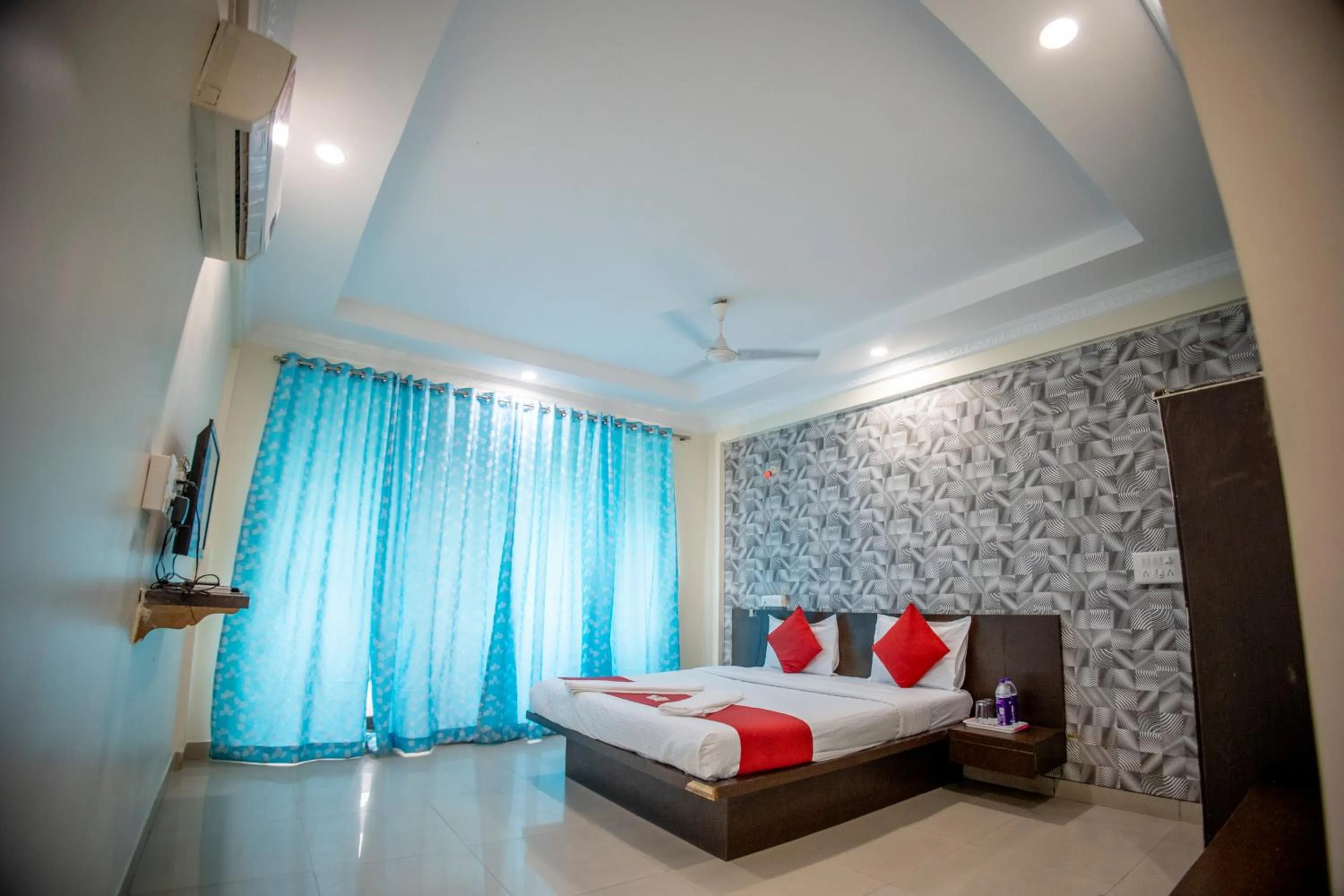 Photo of the whole room, Bed in Hotel Om Palace