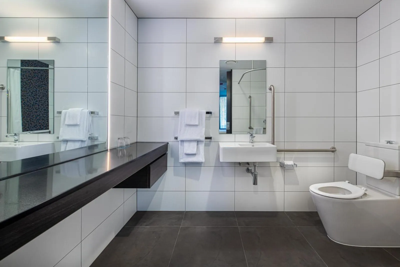 Toilet in Four Points by Sheraton Auckland