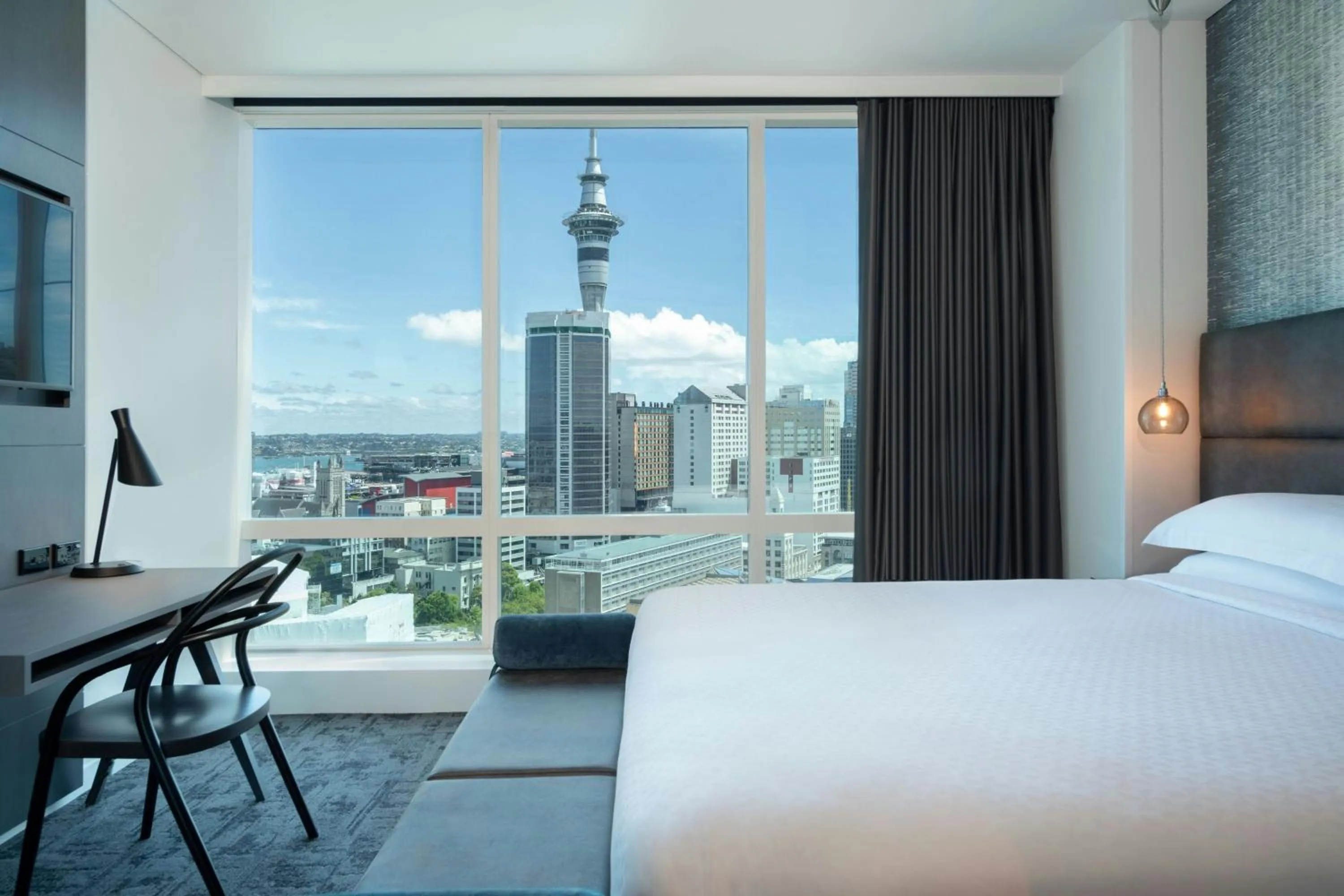 Bedroom, Bed in Four Points by Sheraton Auckland