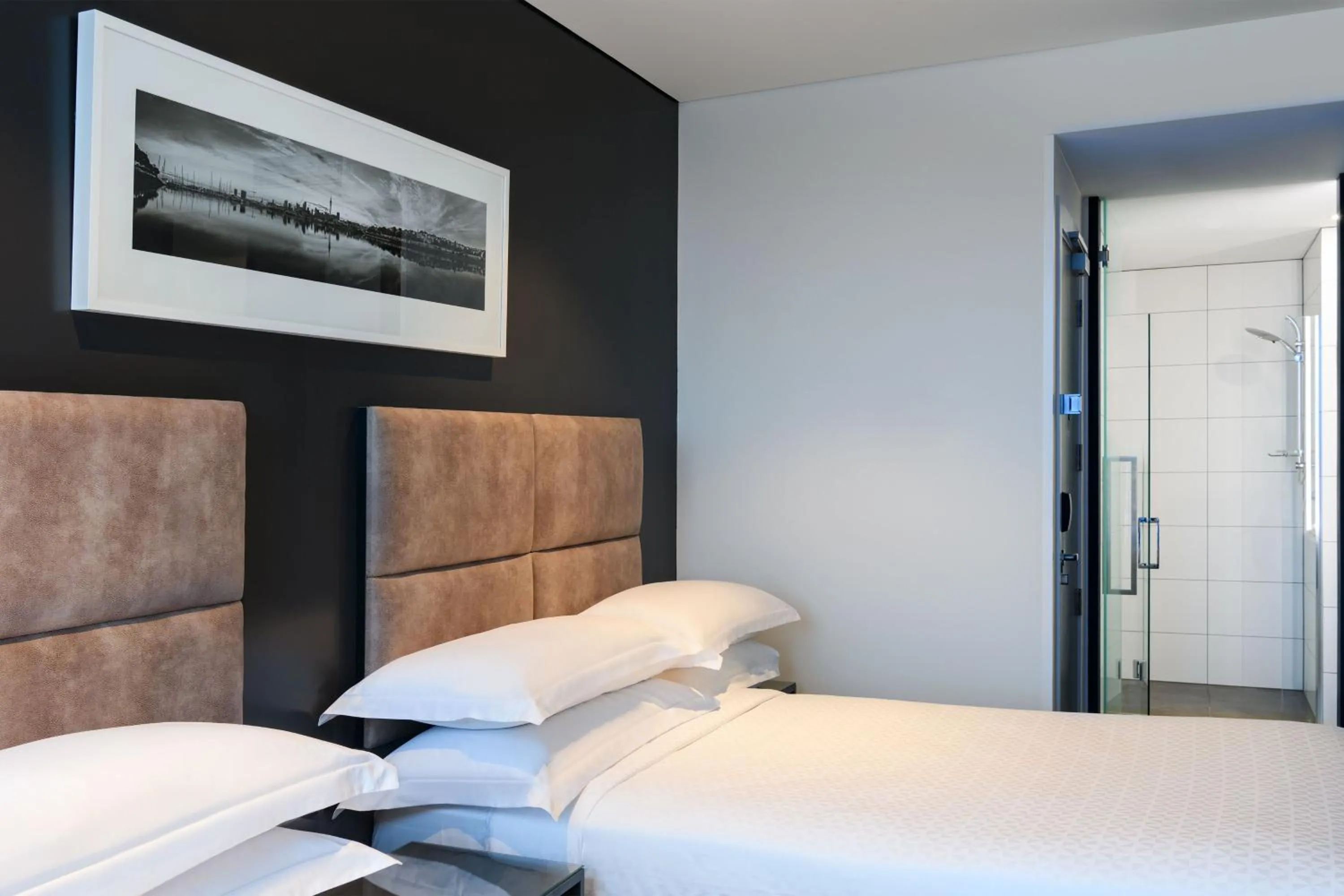 Photo of the whole room, Bed in Four Points by Sheraton Auckland