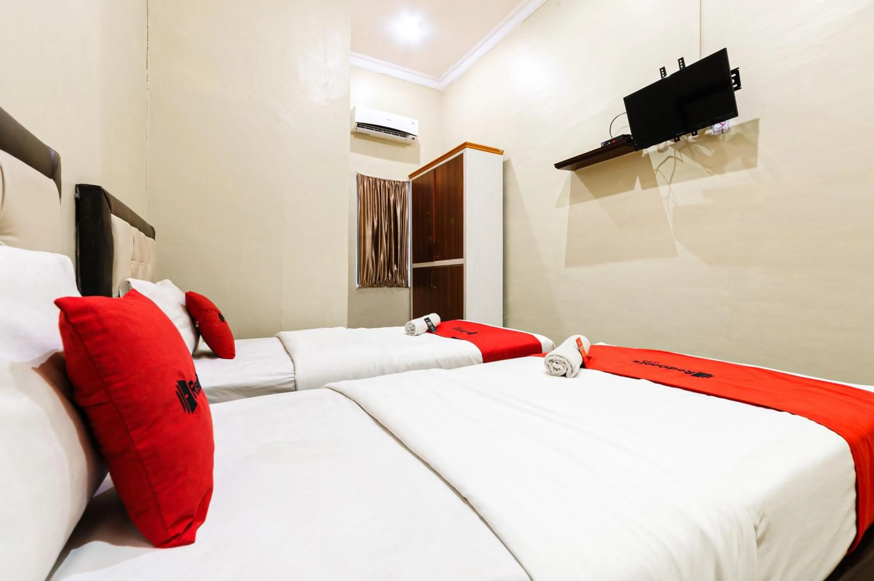Bedroom, Bed in RedDoorz Plus near Universitas Sumatera Utara