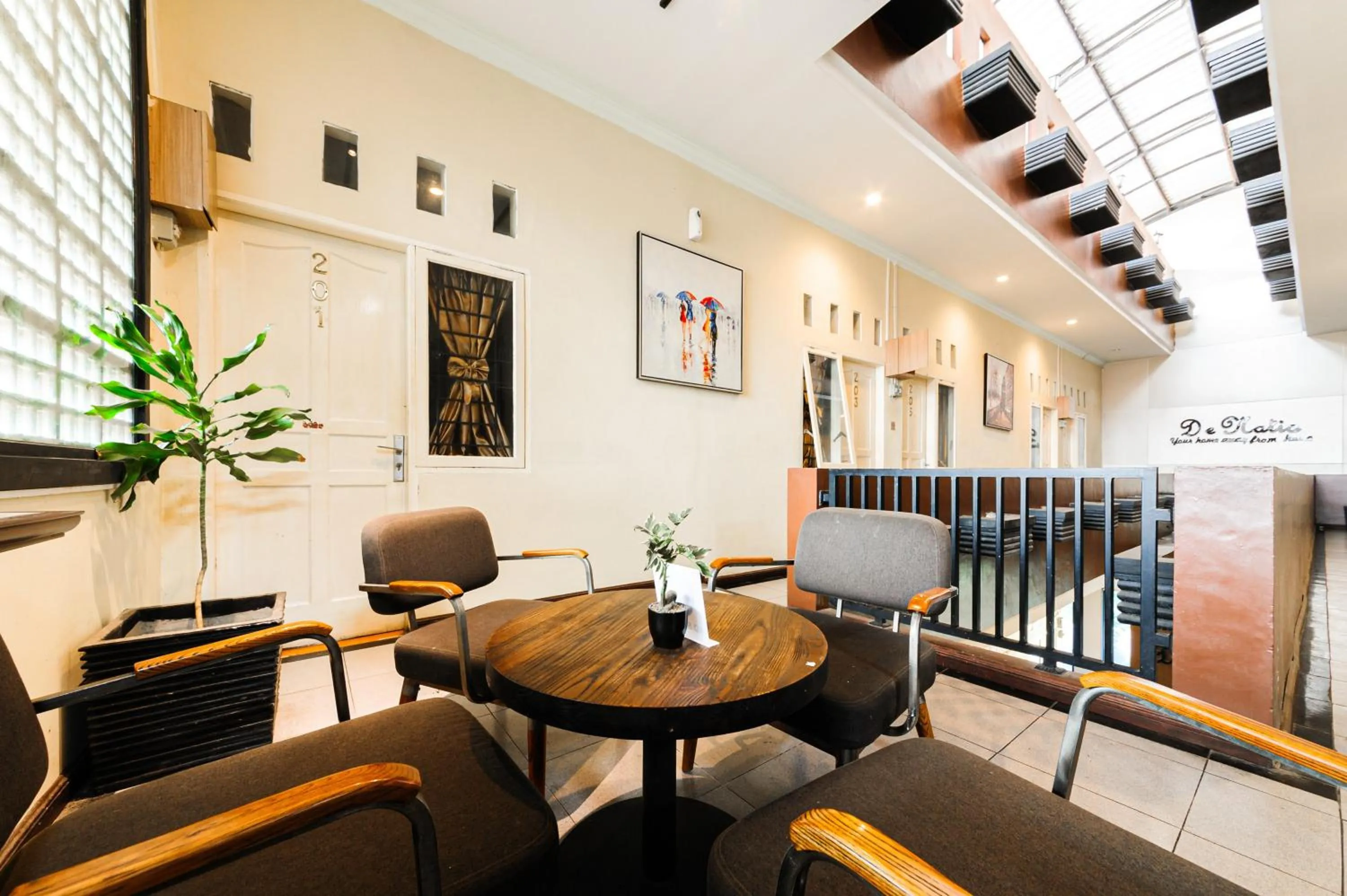 Seating area in RedDoorz Plus near Universitas Sumatera Utara