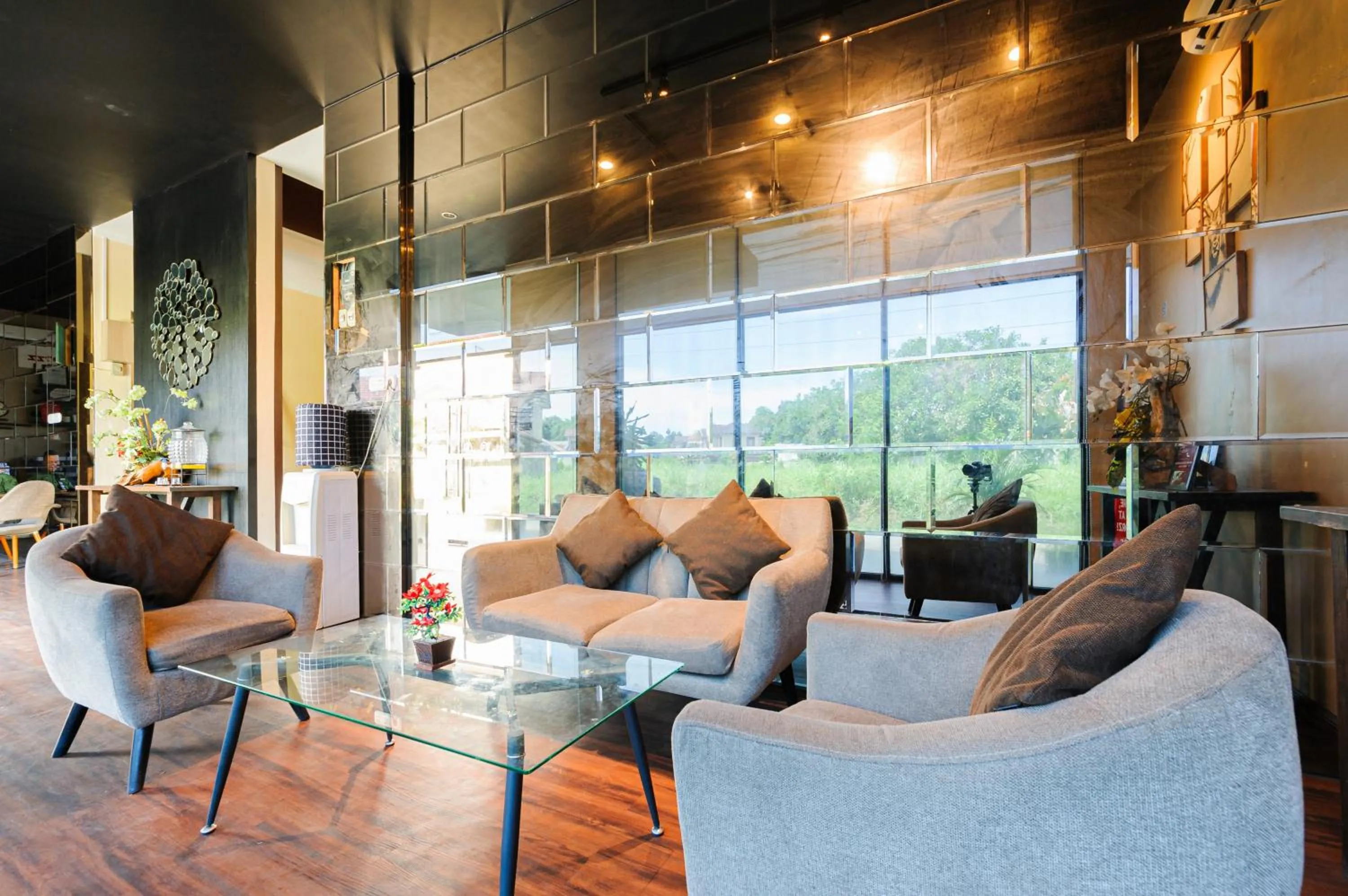 Seating area in RedDoorz Plus near Universitas Sumatera Utara