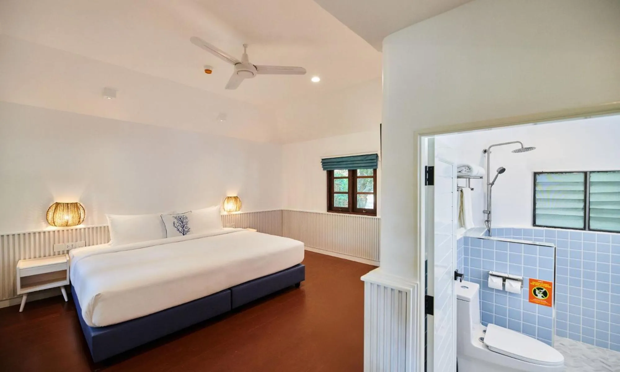 Photo of the whole room, Bed in Lub d Koh Tao Tanote Bay