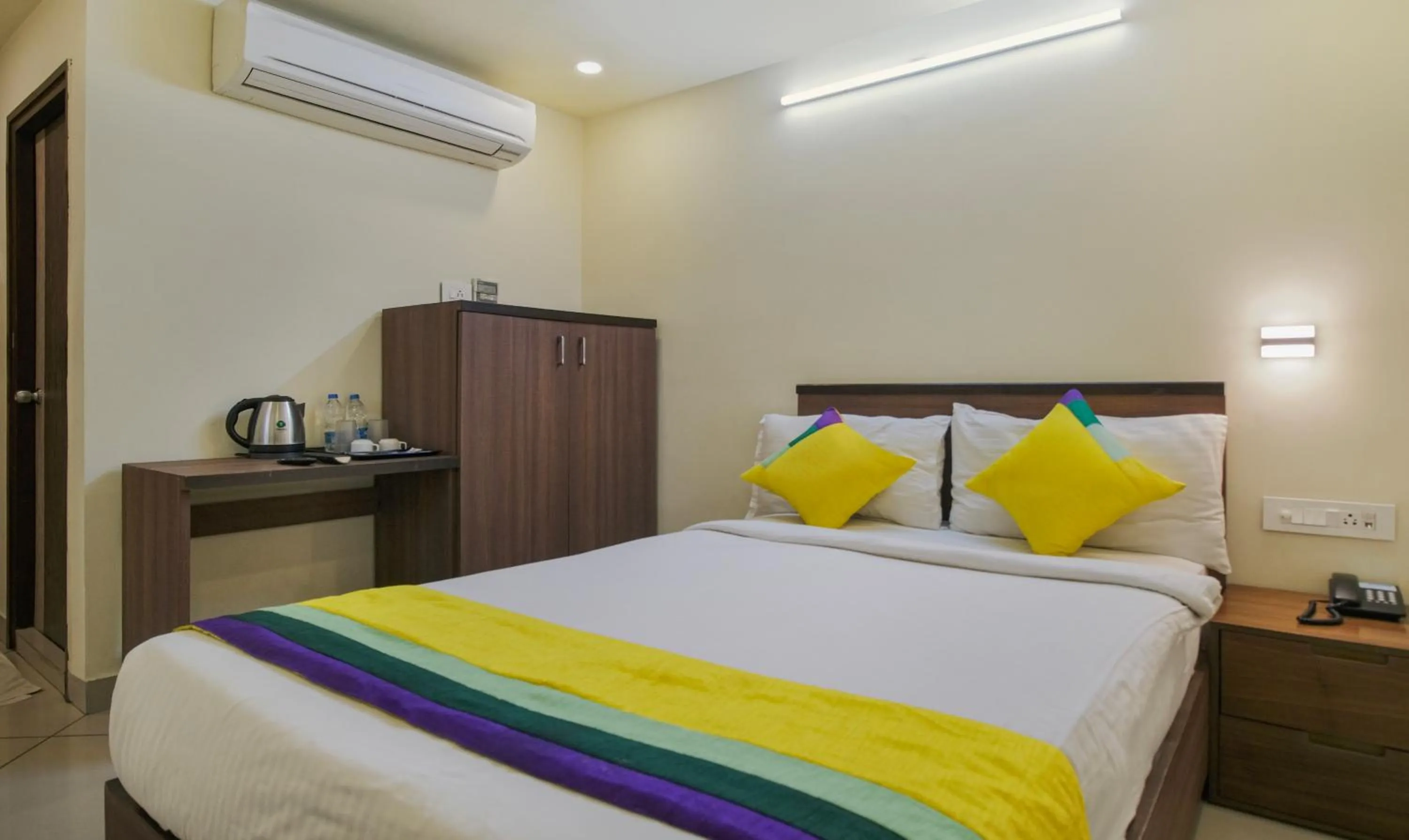 Bed in Itsy Hotels N Square