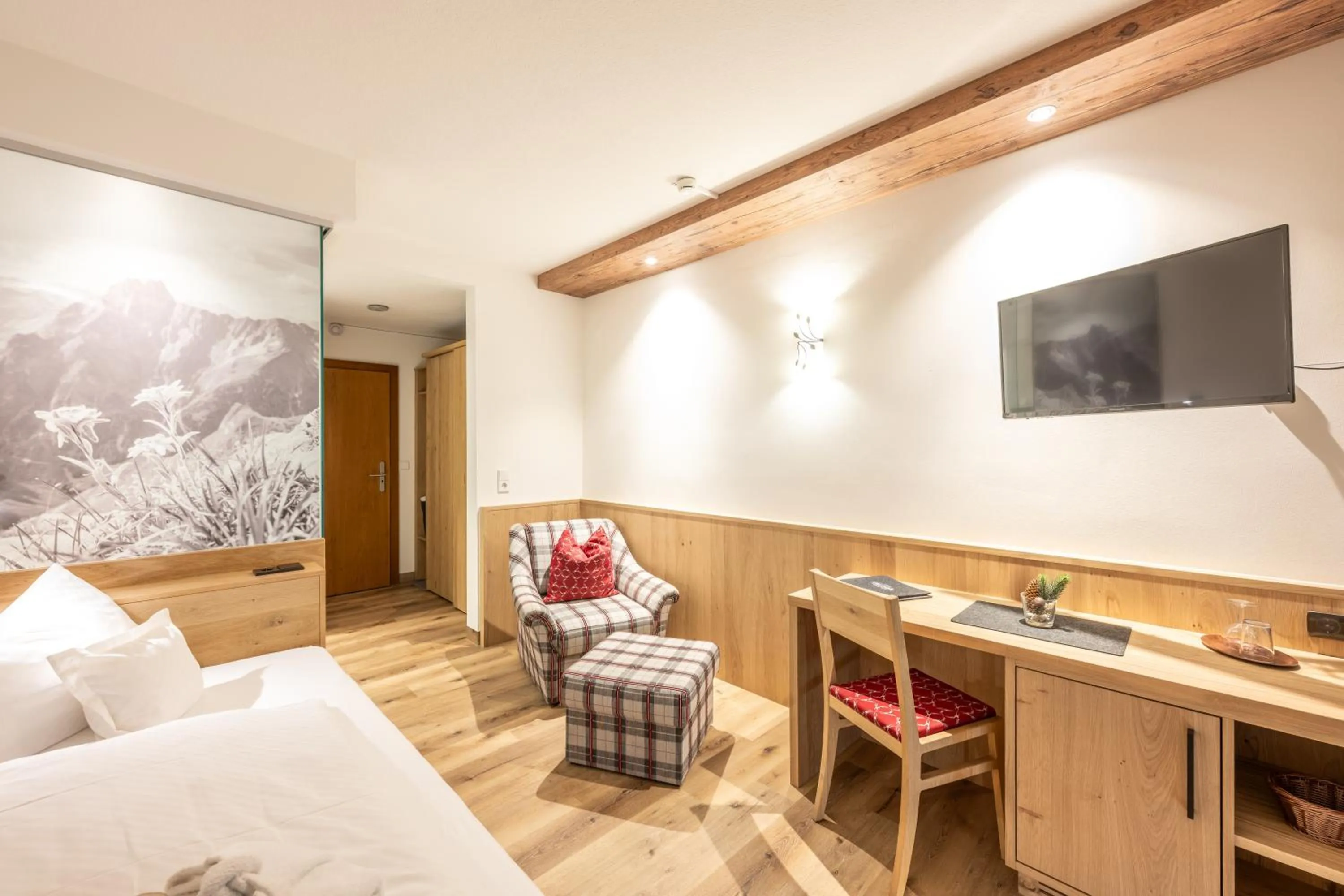 Photo of the whole room, Bed in Hotel Garni Schellenberg