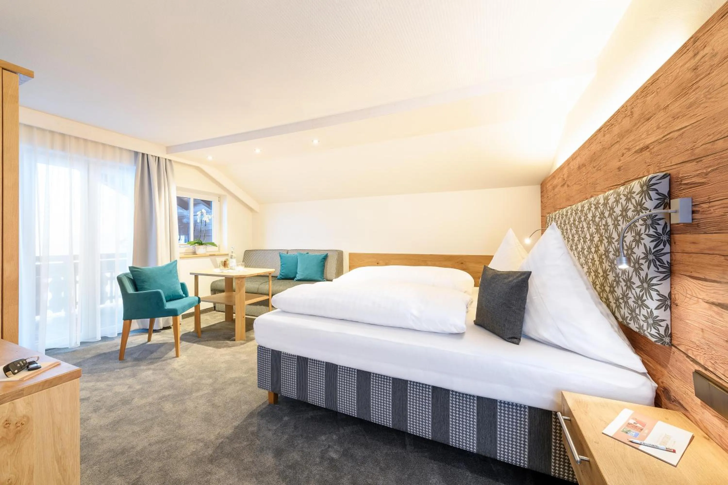 Living room, Bed in Hotel Garni Schellenberg