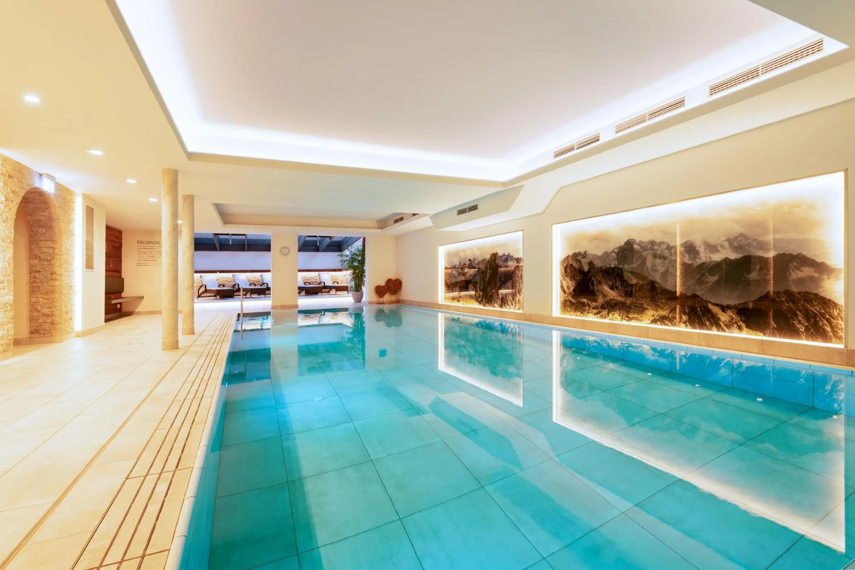 Swimming pool in Hotel Garni Schellenberg