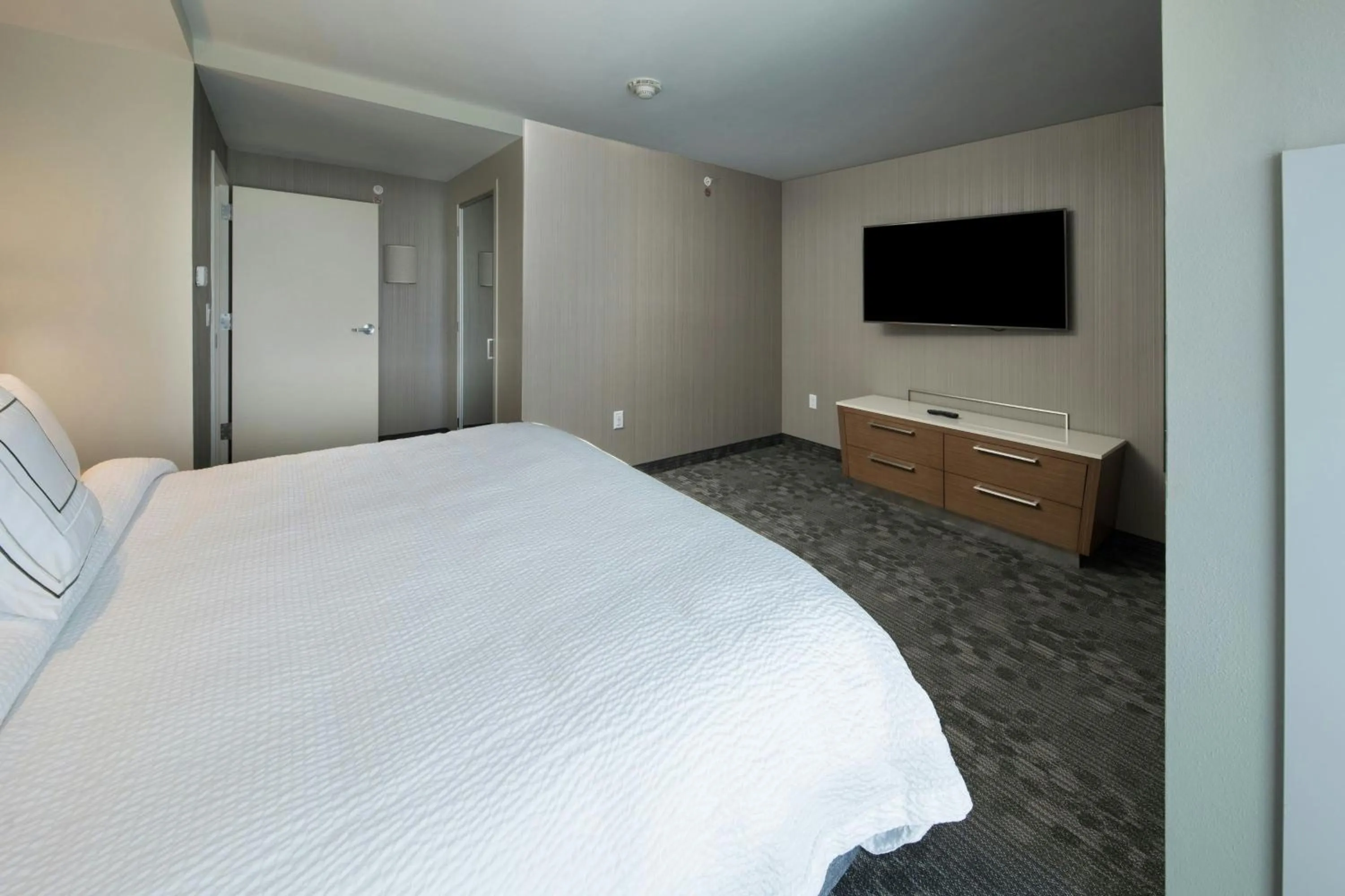 Photo of the whole room, Bed in Courtyard by Marriott Russellville