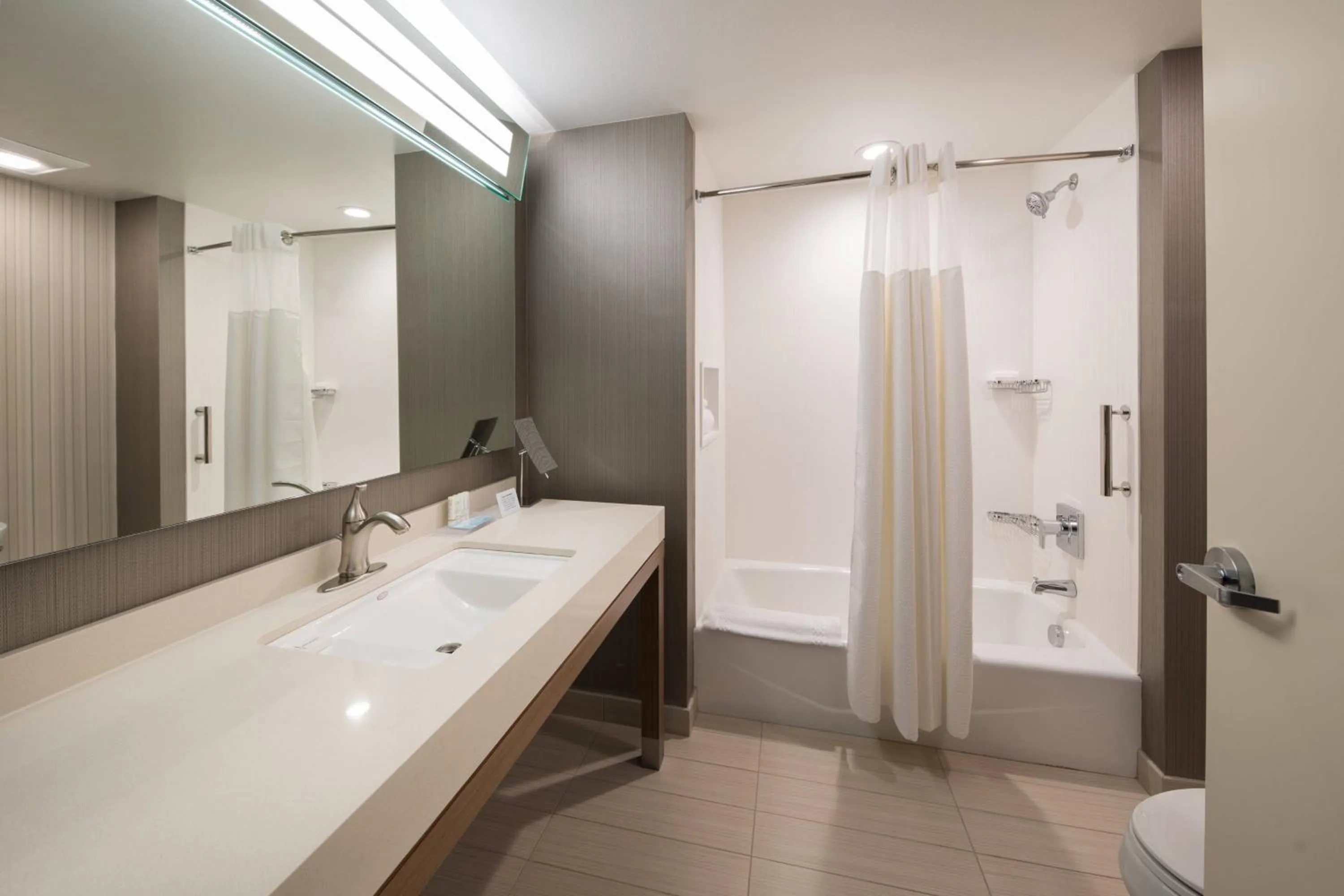 Bathroom in Courtyard by Marriott Russellville