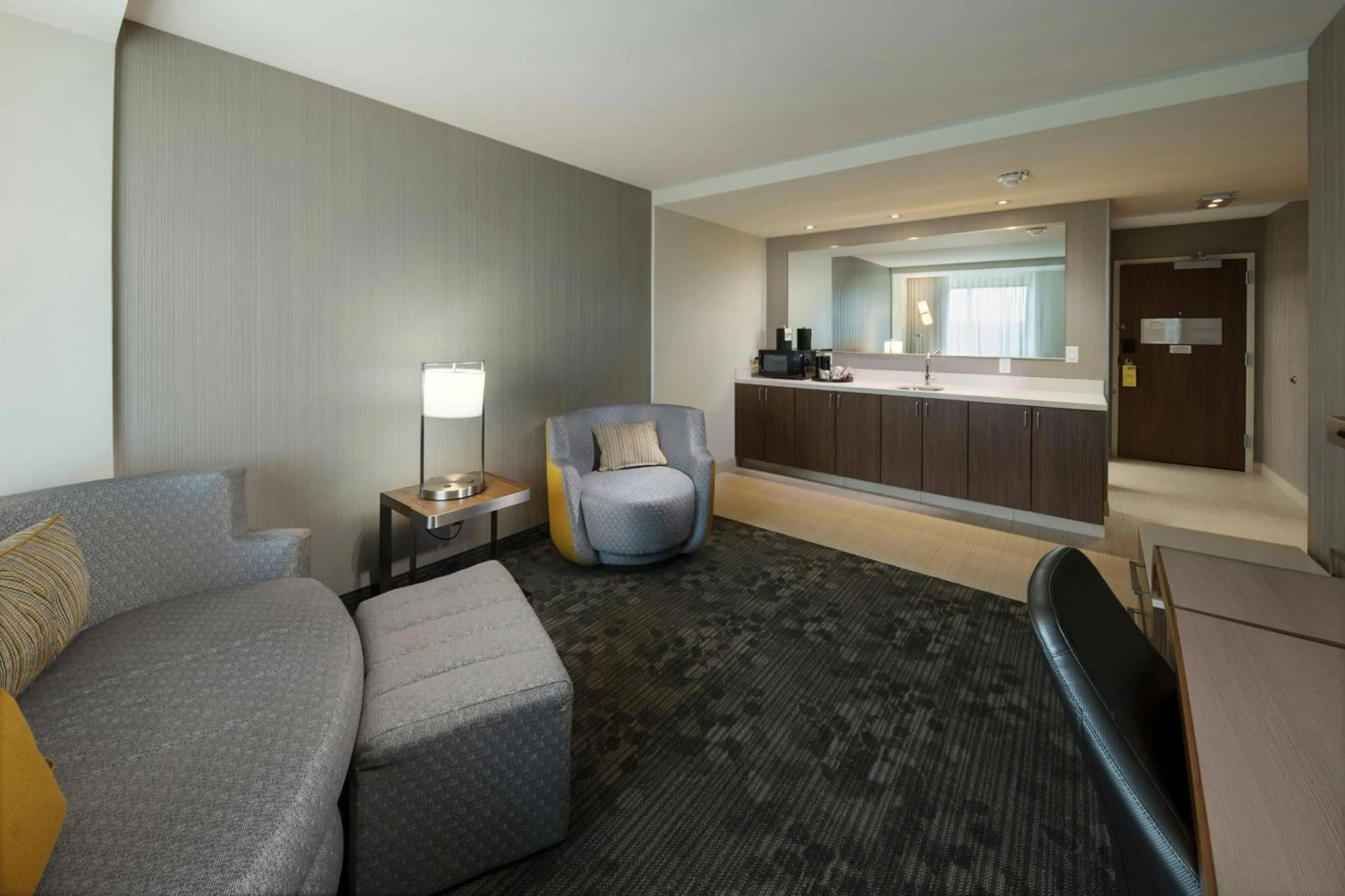 Living room in Courtyard by Marriott Russellville