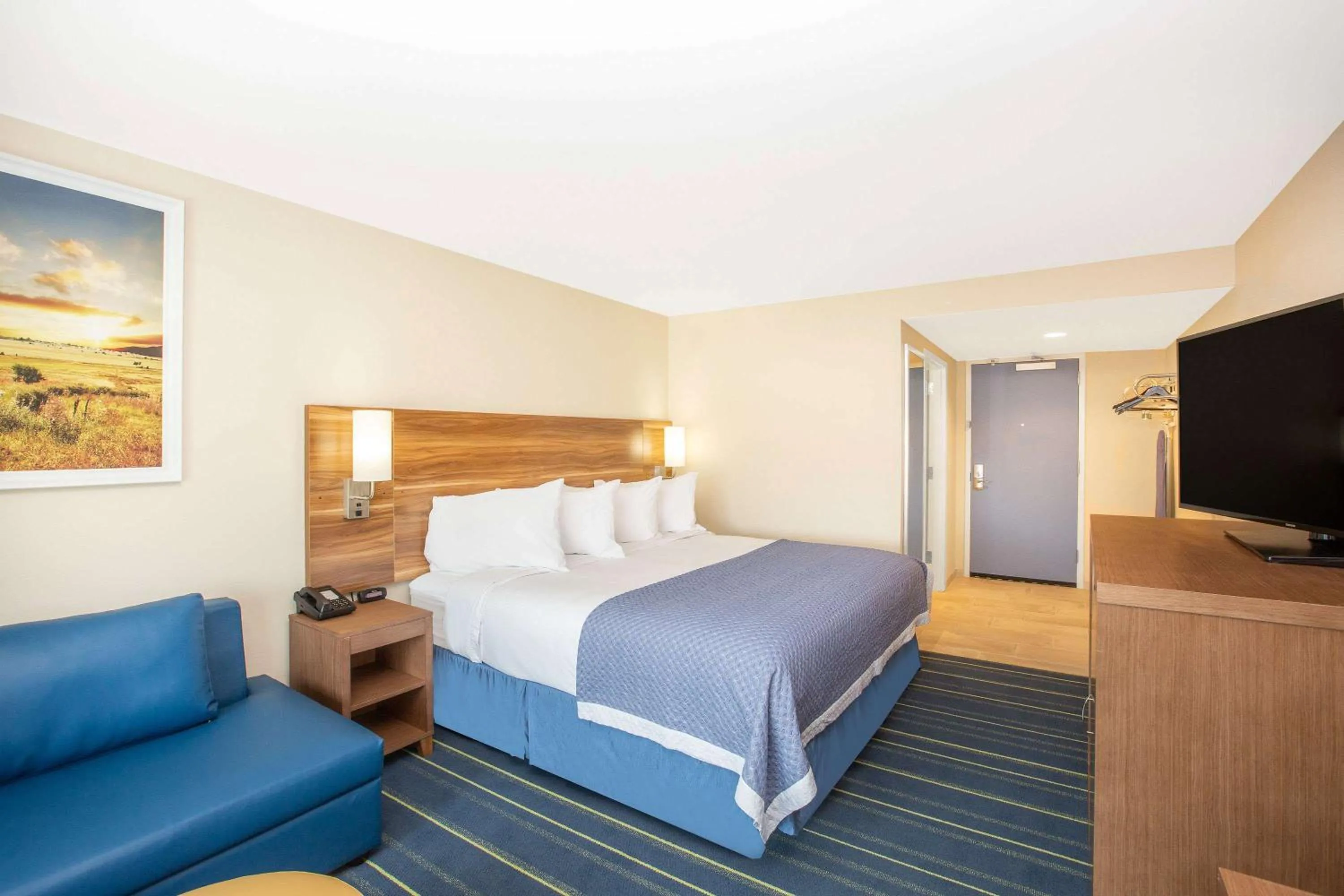 Photo of the whole room, Bed in Days Inn & Suites by Wyndham Kearney NE