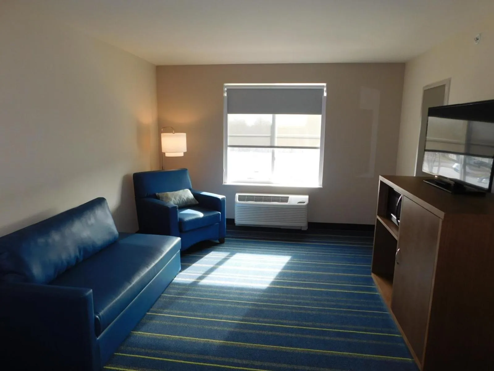 Seating area, Bed in Days Inn & Suites by Wyndham Kearney NE