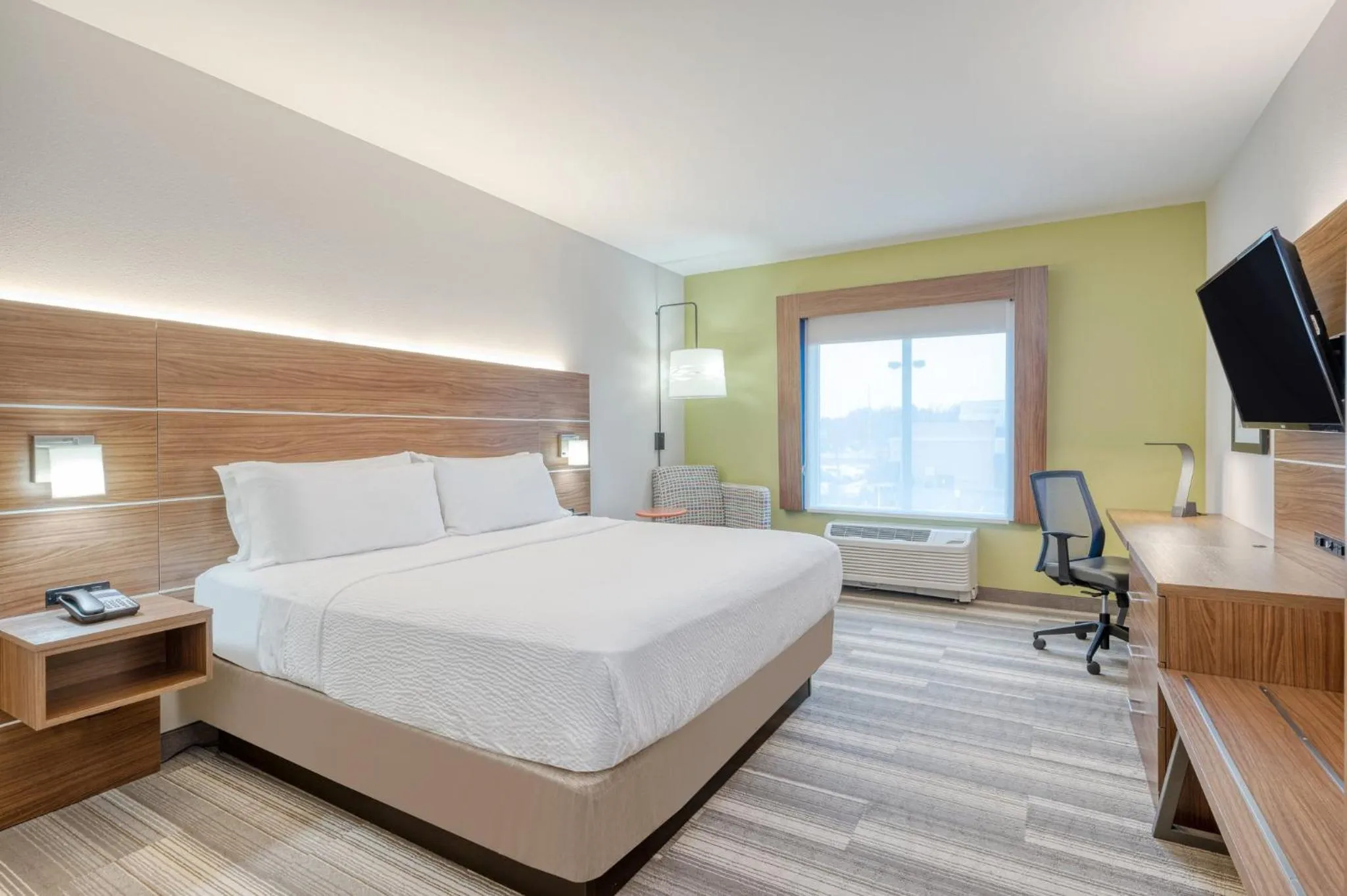 Photo of the whole room, Bed in Holiday Inn Express & Suites St. Louis - Chesterfield by IHG