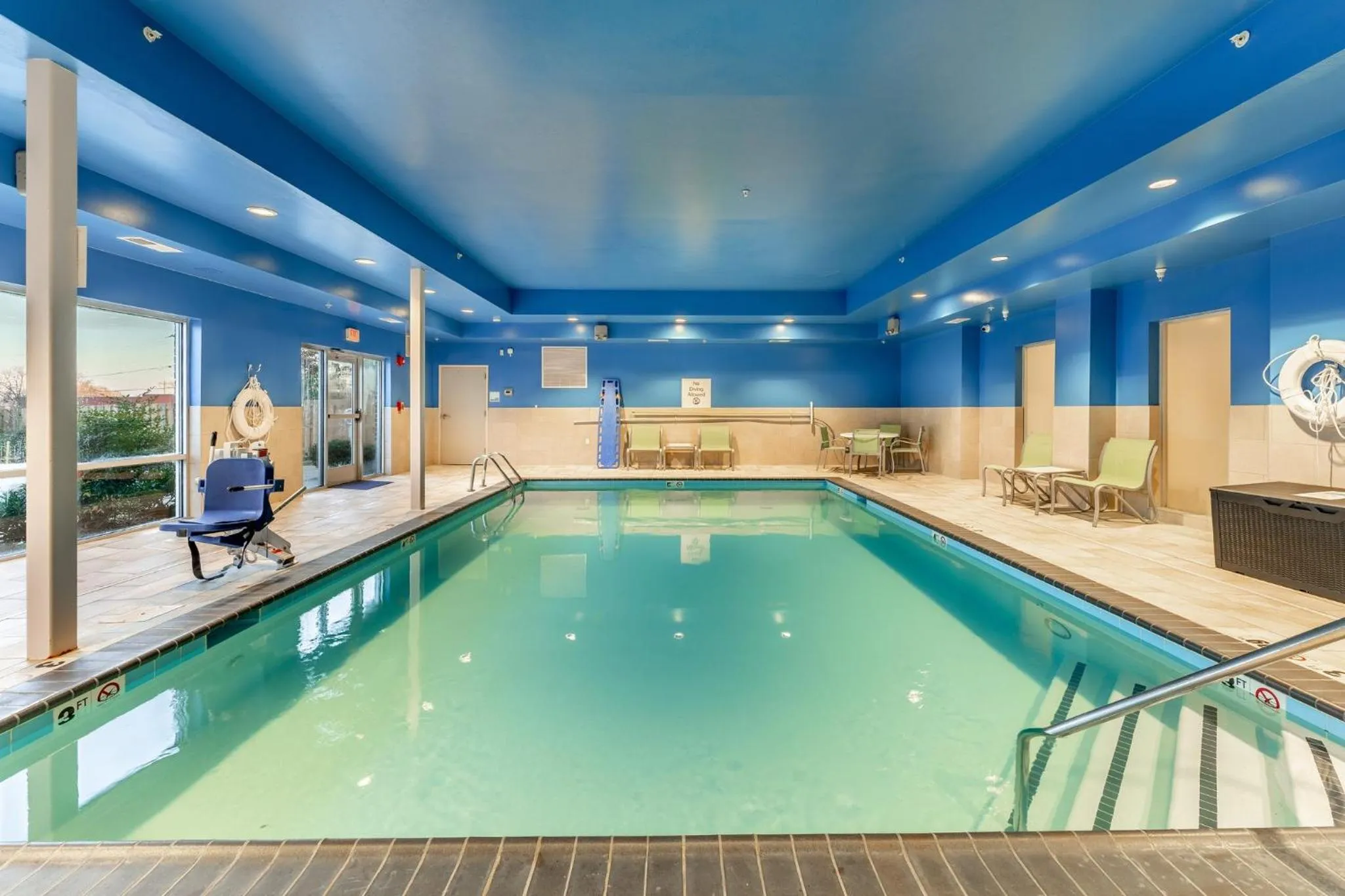 Swimming pool in Holiday Inn Express & Suites Nashville North - Springfield by IHG