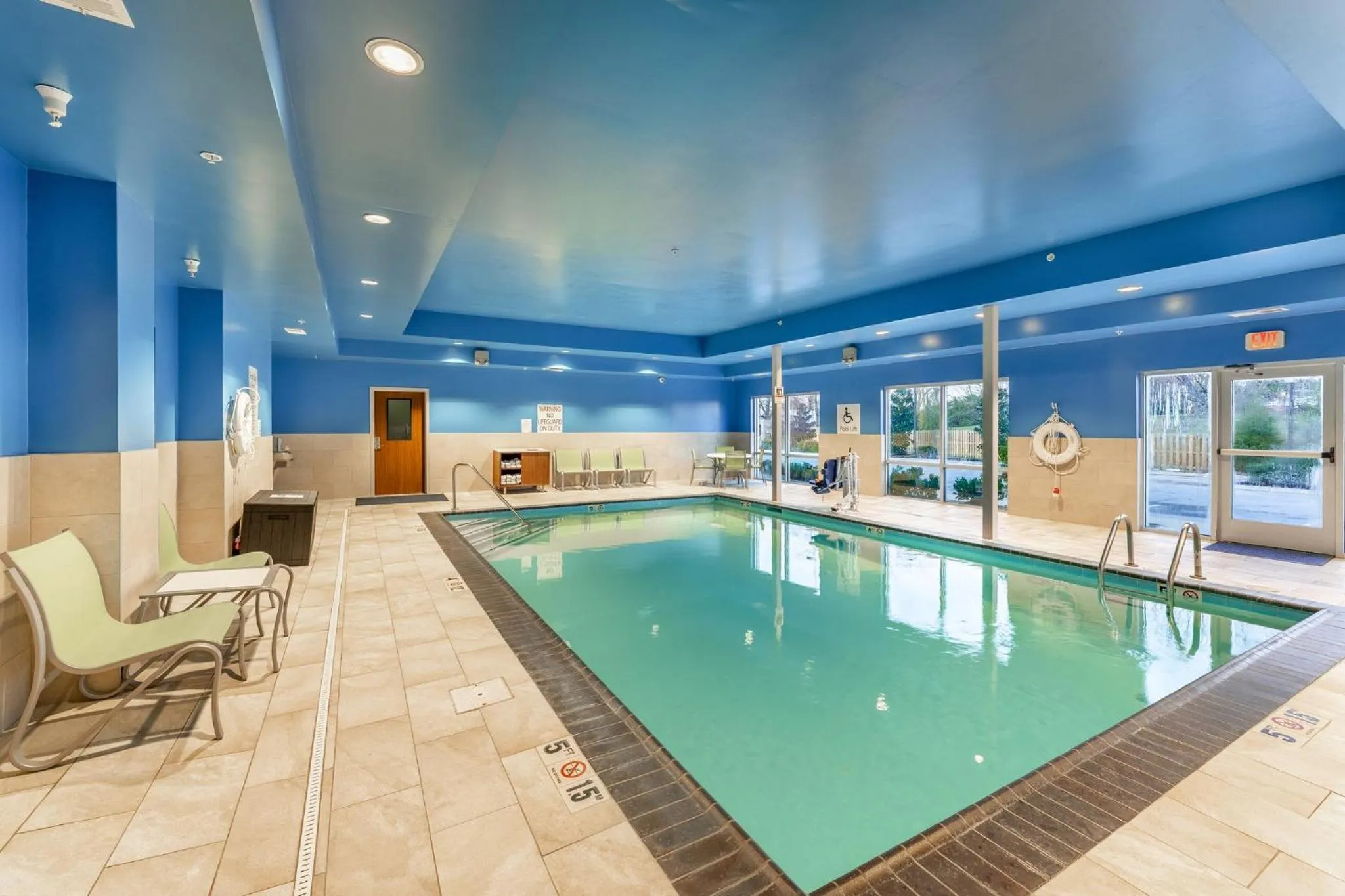 Swimming pool in Holiday Inn Express & Suites Nashville North - Springfield by IHG