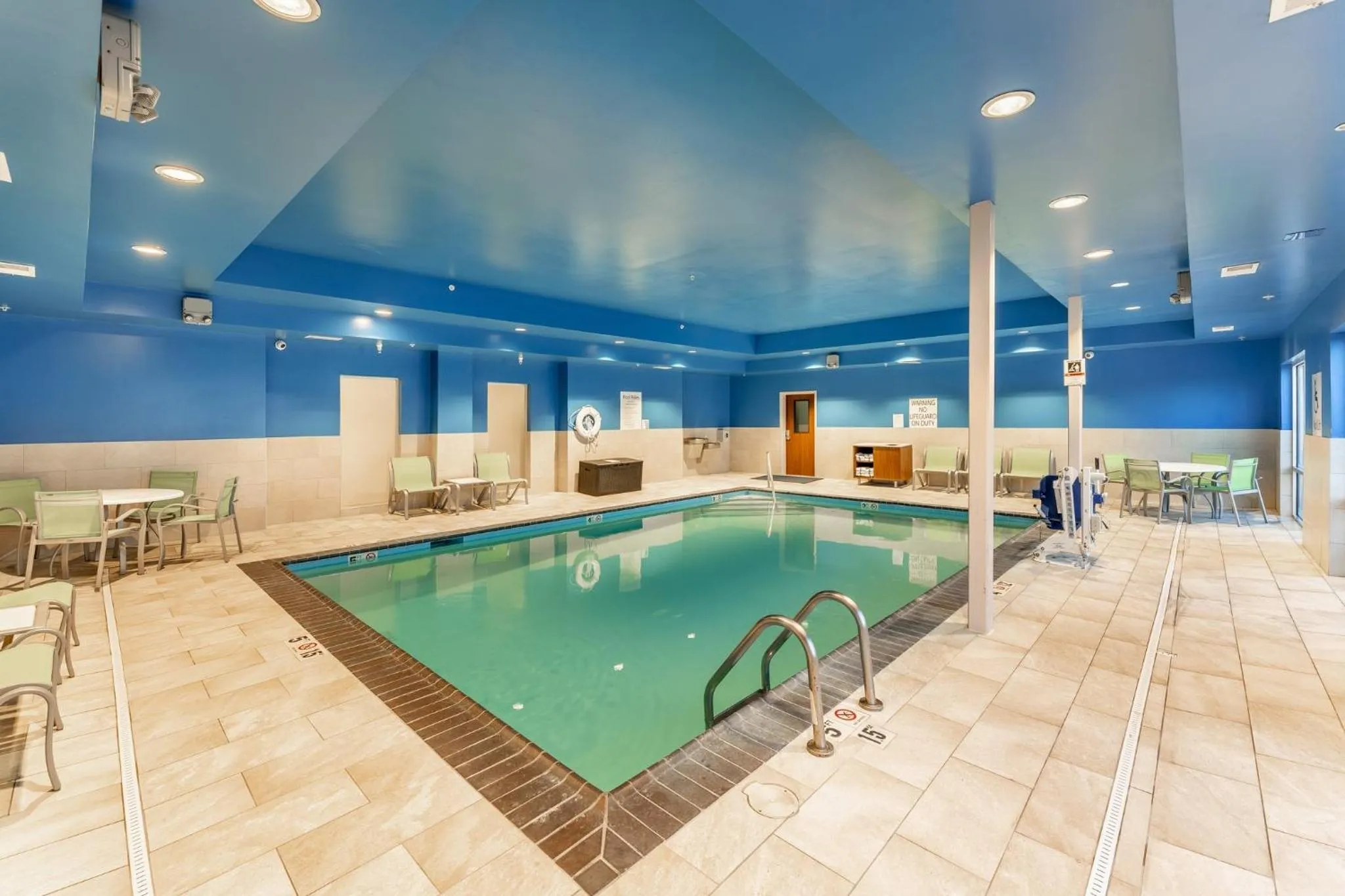 Swimming pool in Holiday Inn Express & Suites Nashville North - Springfield by IHG