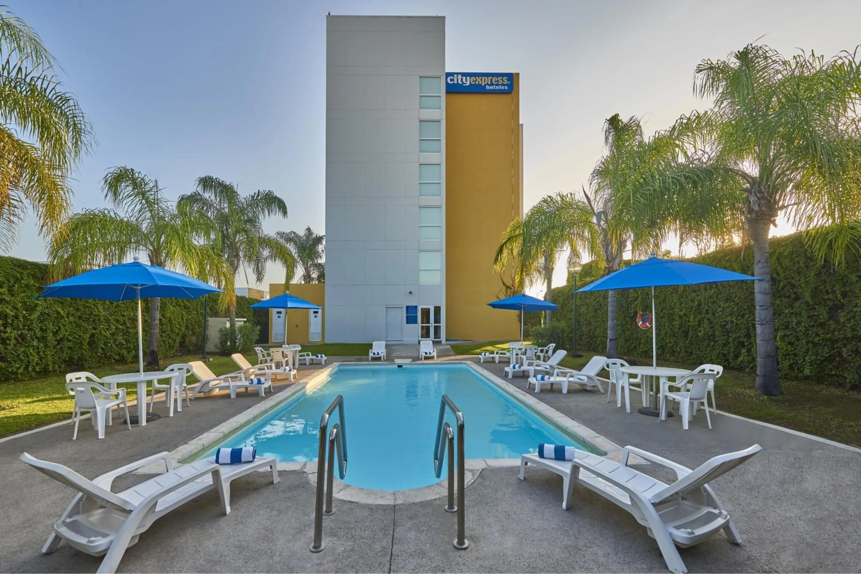 Swimming pool in City Express by Marriott Mazatlan