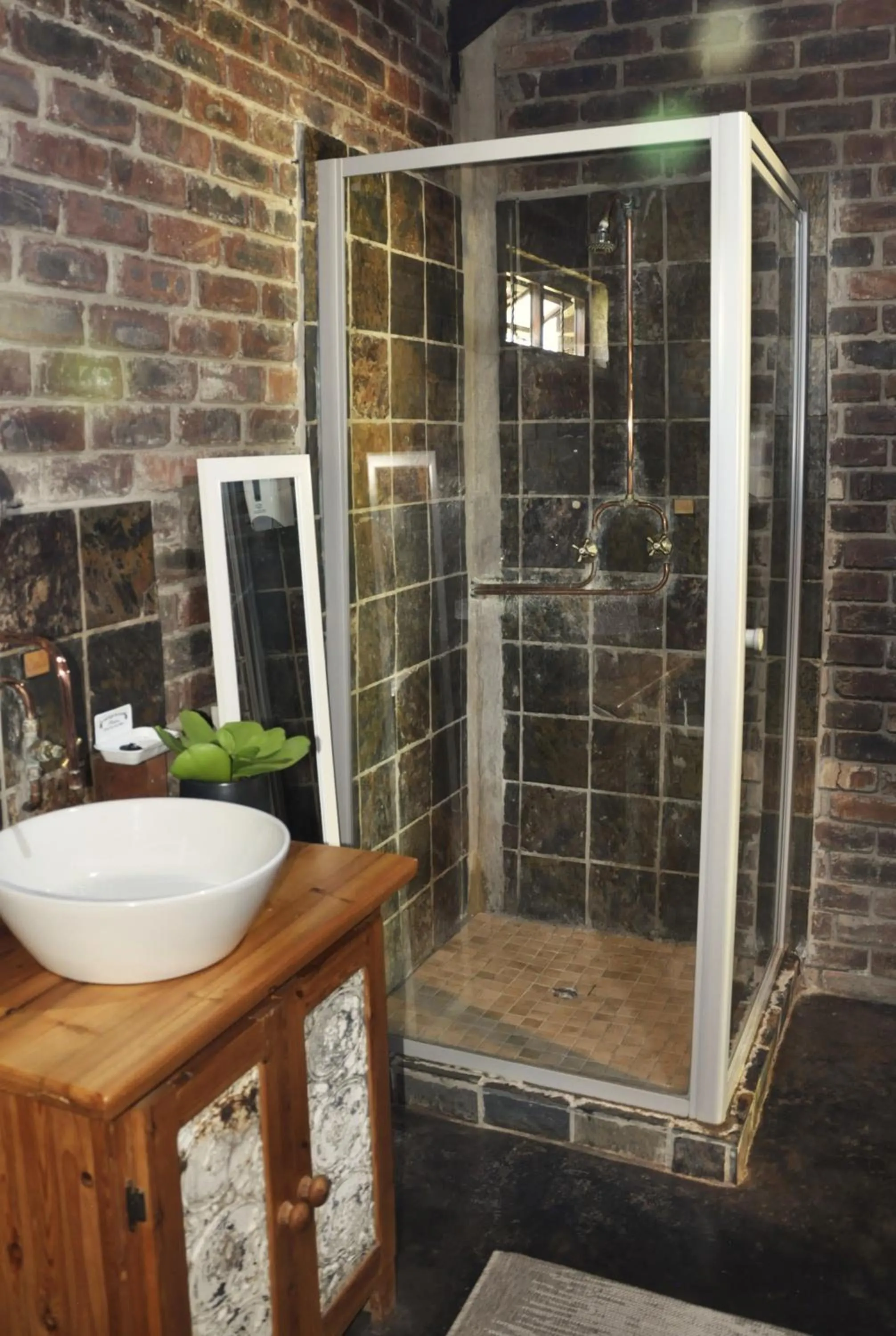 Shower in Grincourt B&B- with No Load shedding