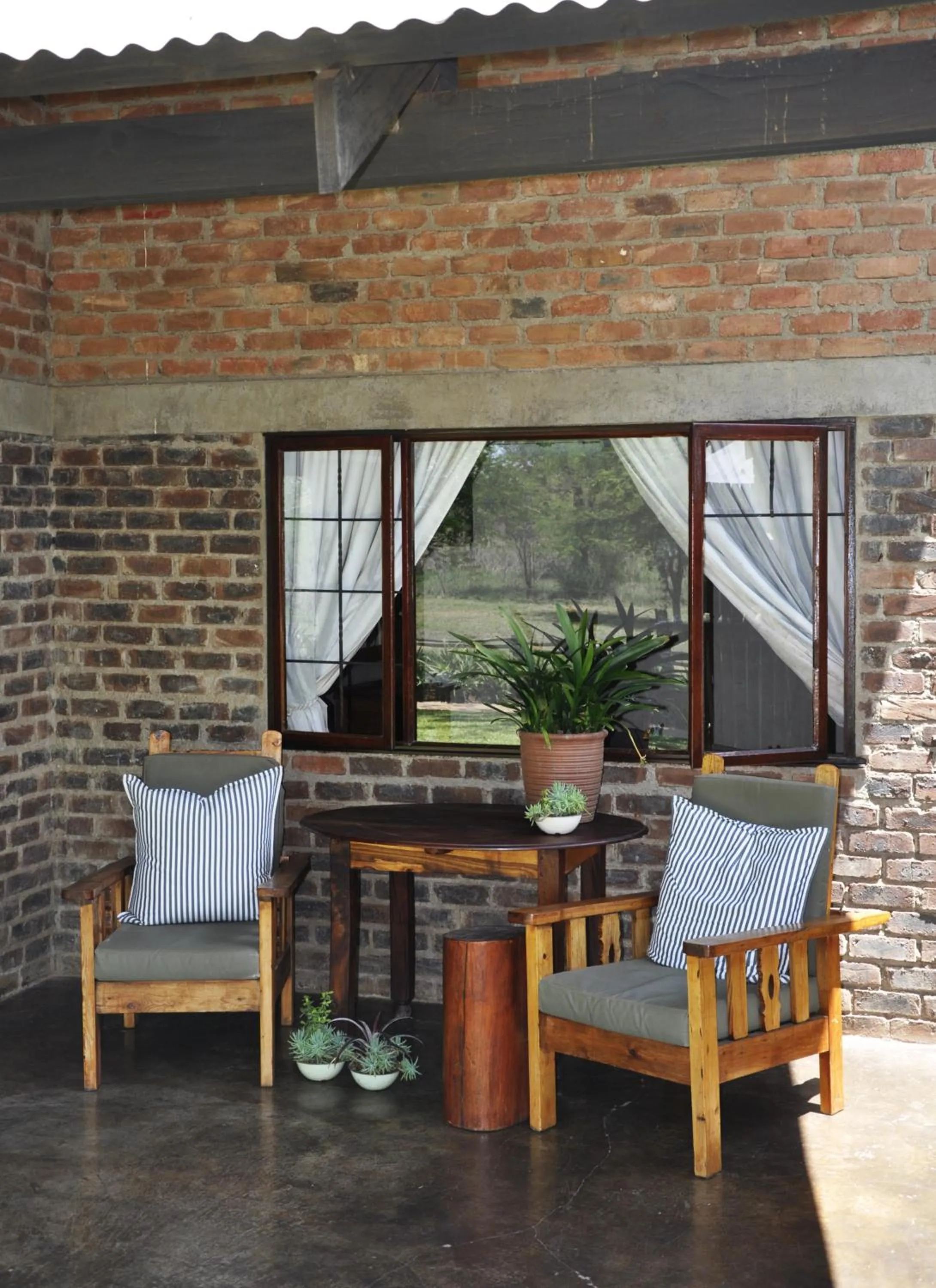 Patio in Grincourt B&B- with No Load shedding