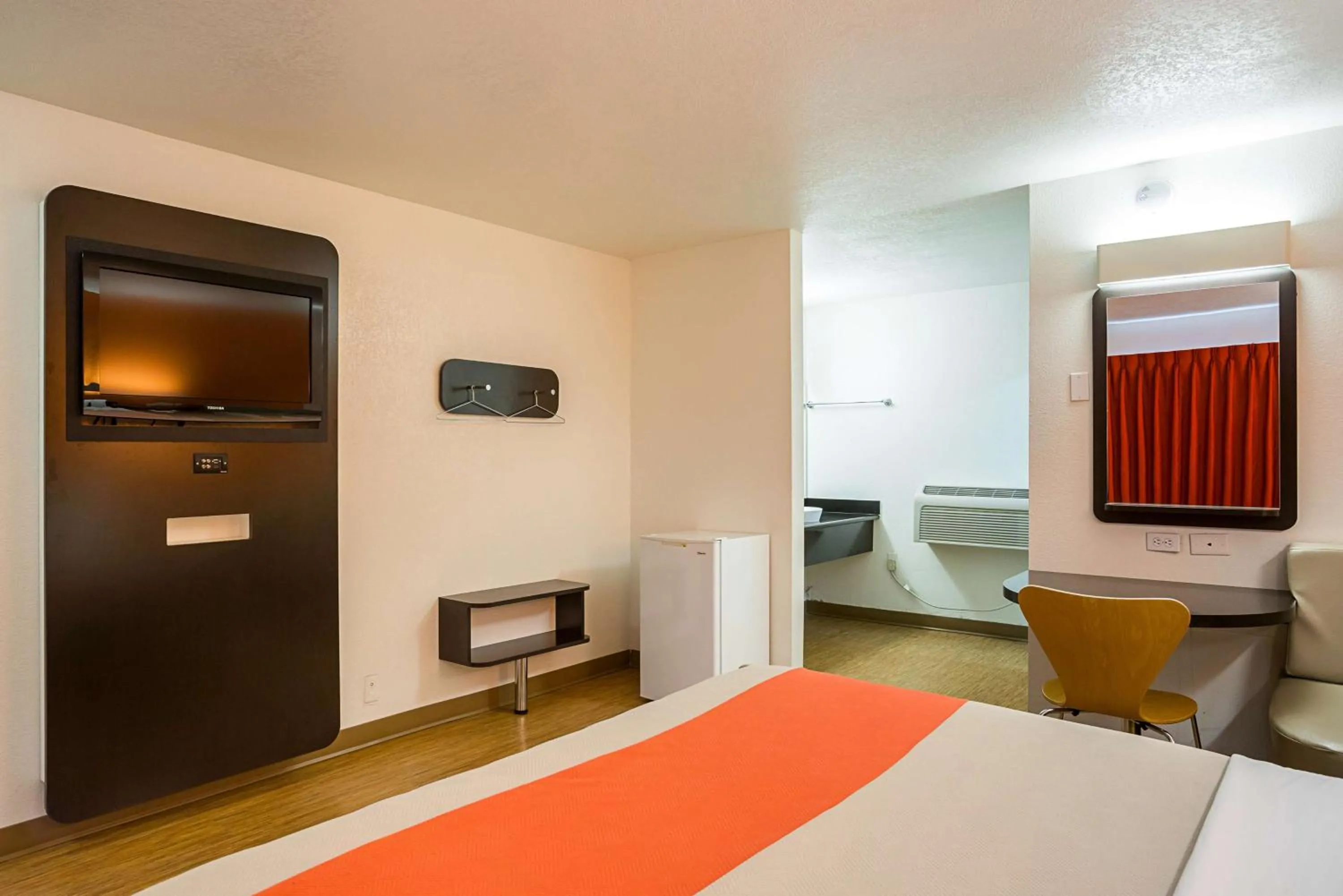 TV and multimedia, Bed in Motel 6-Wenatchee, WA