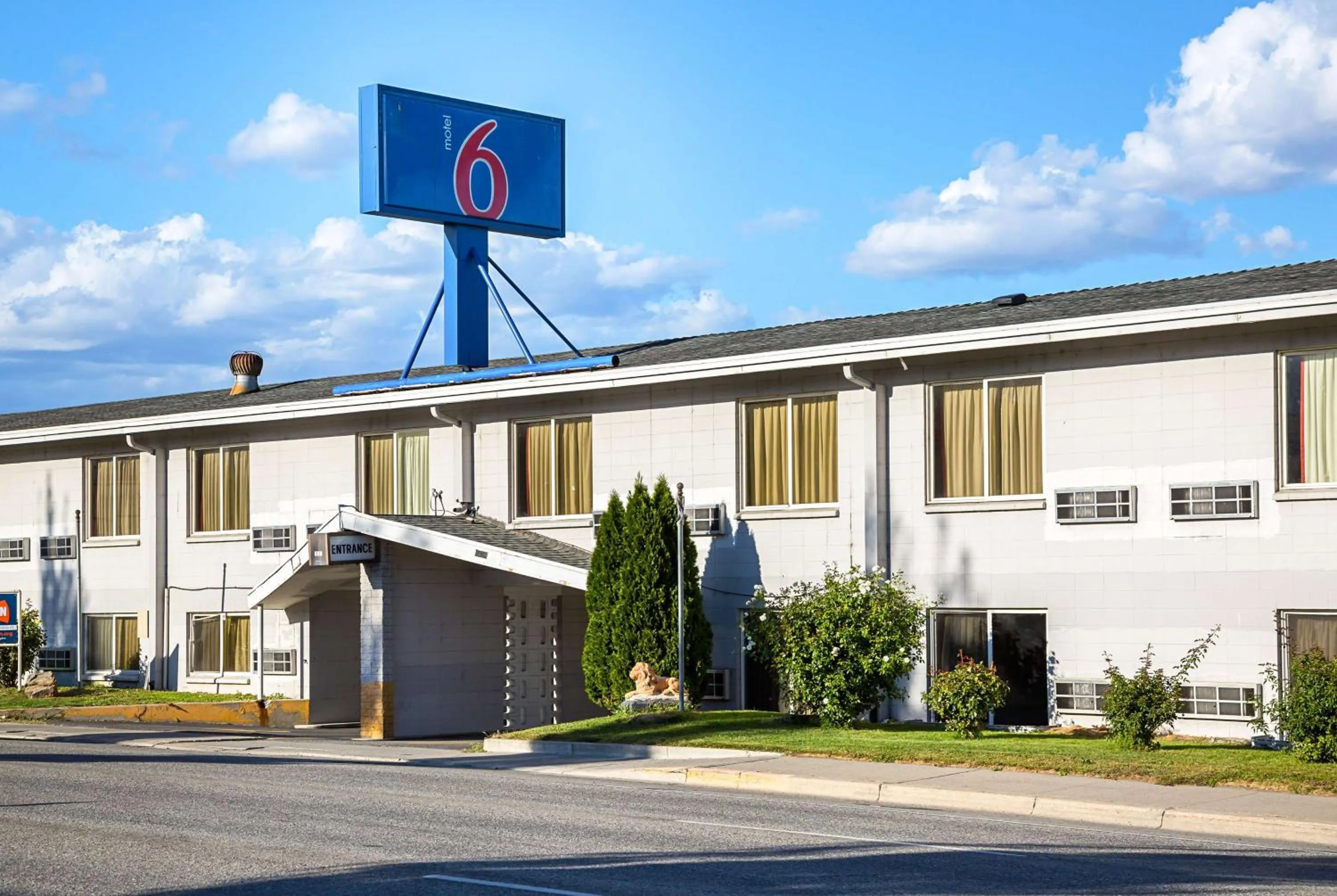 Property building in Motel 6-Wenatchee, WA