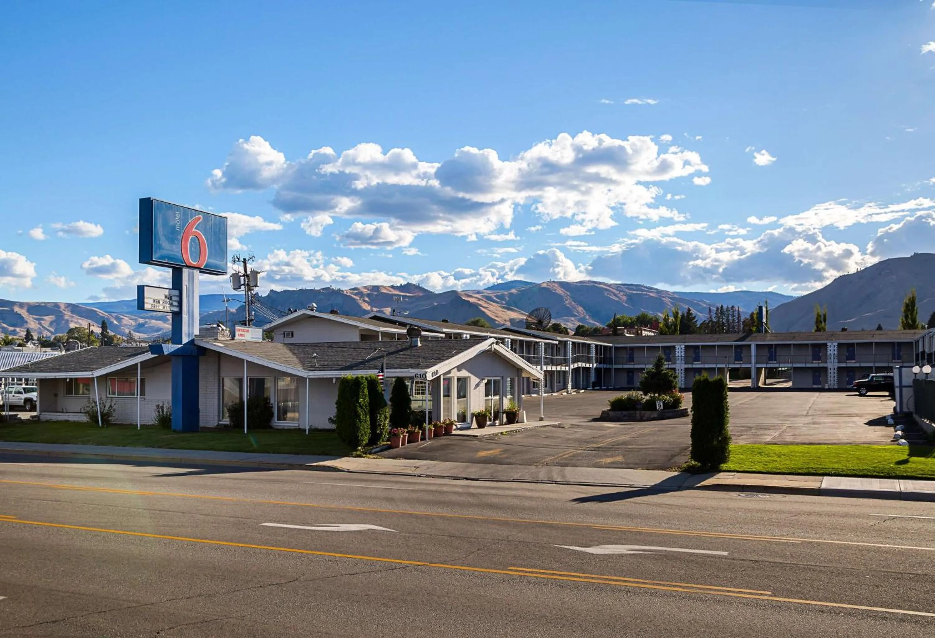 Property building in Motel 6-Wenatchee, WA