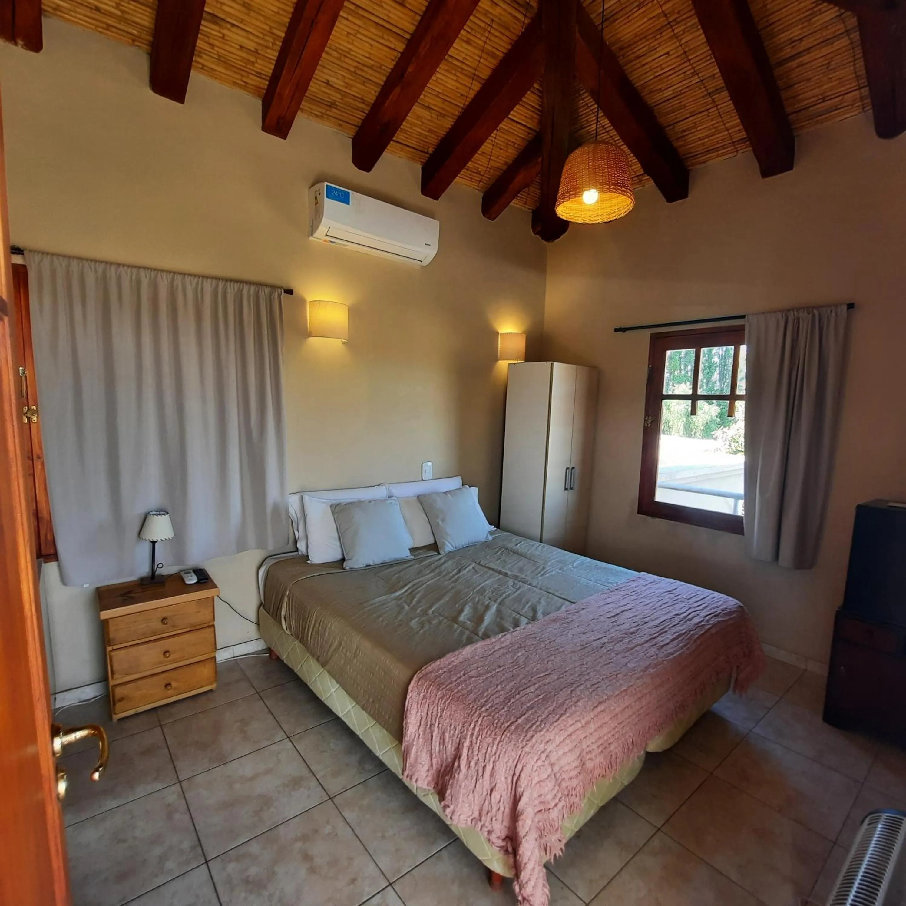 Text overlay, Bed in Posada Cavieres Wine Farm