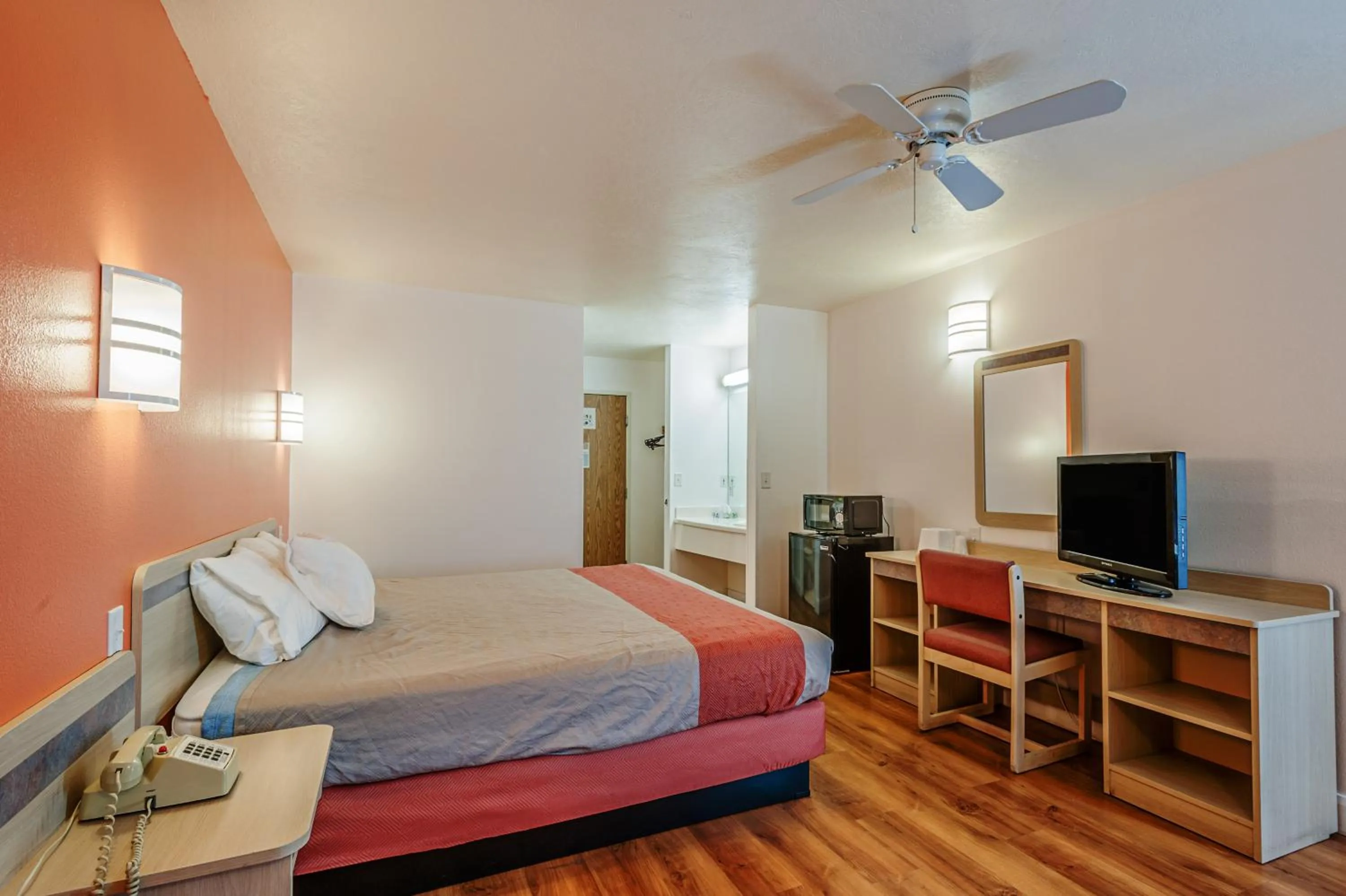 Bedroom, Bed in Motel 6-Beaver, UT