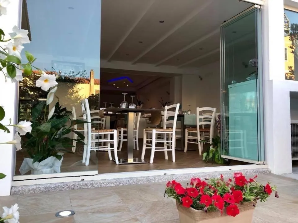 Restaurant/places to eat in Hotel Sandalion